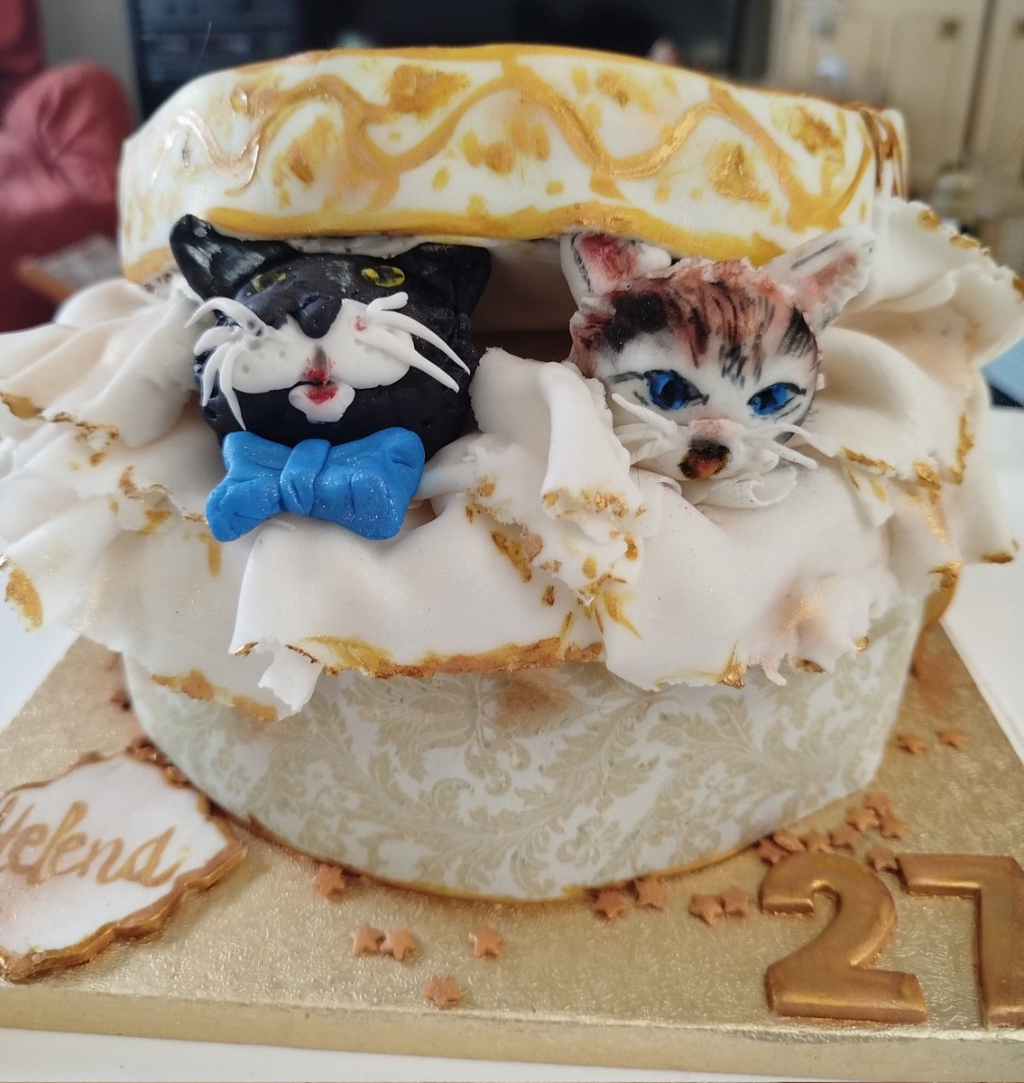kicktheholmes's tweet photo. nueva tarta just dropped 🐈🐈‍⬛ https://t.co/3Gf0dzSdpO