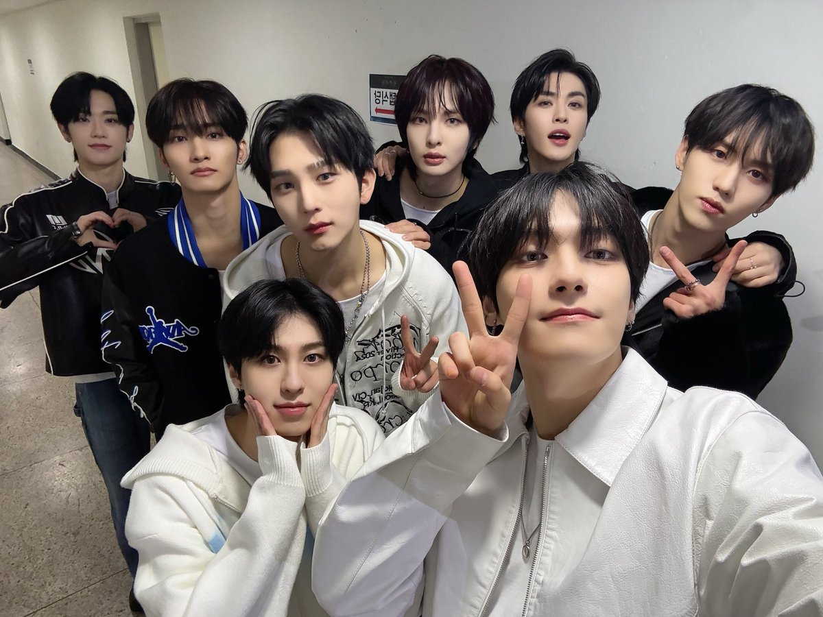 [🎁]
설레는 마음으로 시작한 <청춘결핍> 콘서트 첫날! 
서로를 향한 사랑과 뜨거운 열정으로 추운 날씨를 따뜻하게 만들어준 이펙스와 제니스❤️‍🔥 
우리 내일도 함께해요🤗

#EPEX #이펙스 #Eight_Apex #EPEX3rdCONCERT #청춘결핍 #위시 #금동현 #뮤 #아민 #백승 #에이든 #예왕 #제프