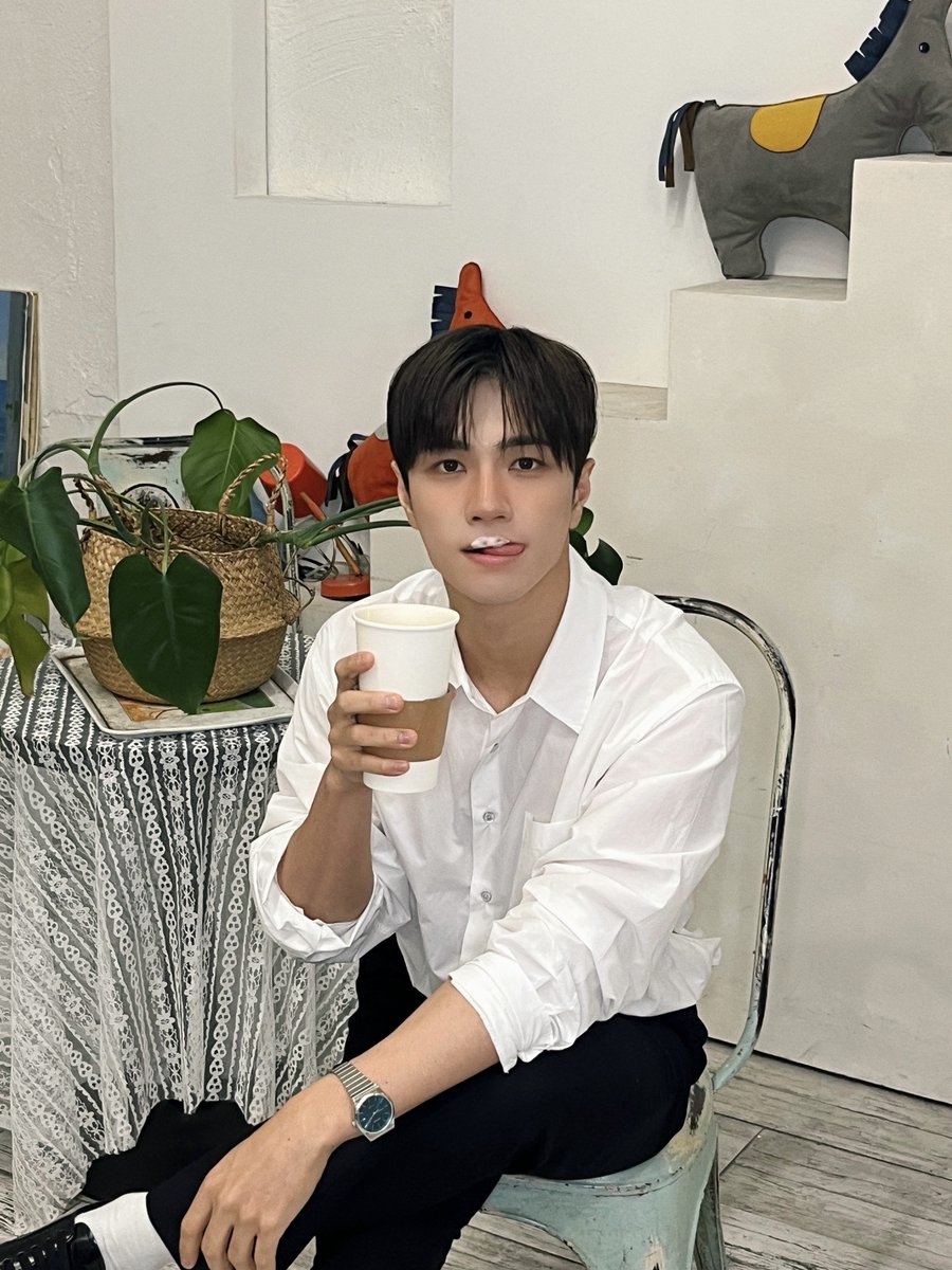VannerOfficial's tweet photo. [#태환]

카푸치노 한잔 어때요☕️

#VANNER #배너 #TAEHWAN https://t.co/iubHgn0d0V