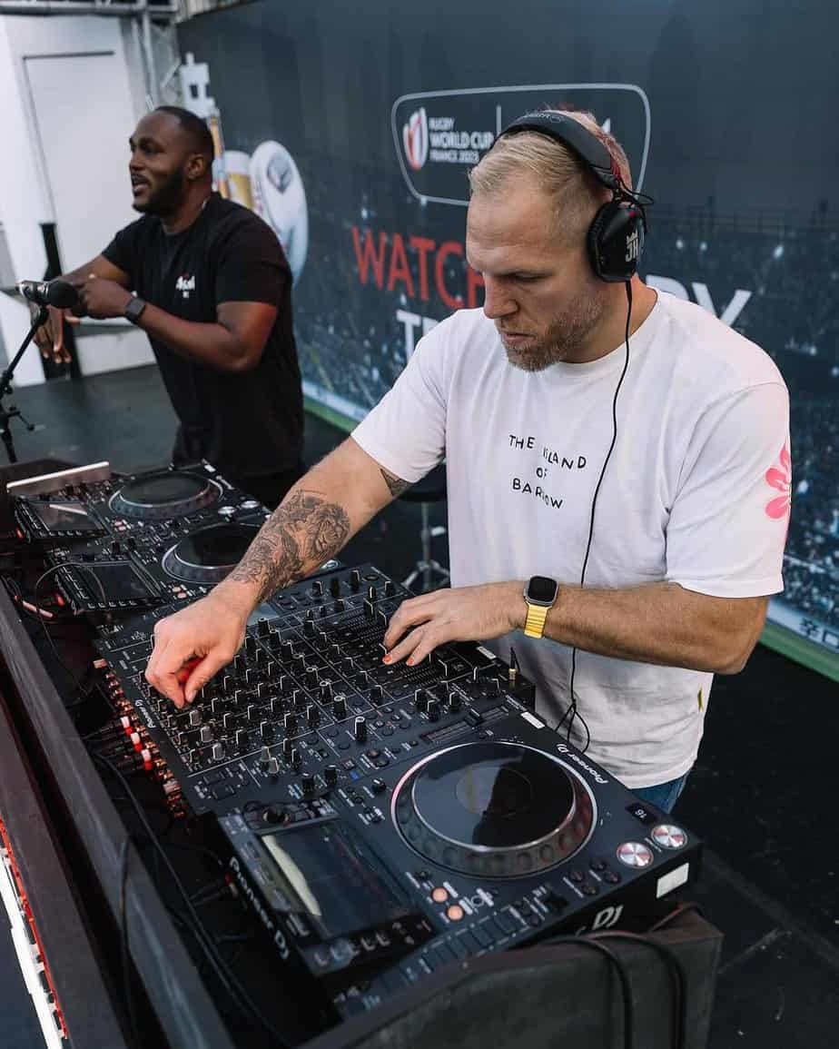 stormdjs's tweet image. Score a try with James Haskell! Book him now for your event 🎧🏉 #DJJamesHaskell #HouseMusic #EventBooking
storm-djs.com/djs/james-hask…