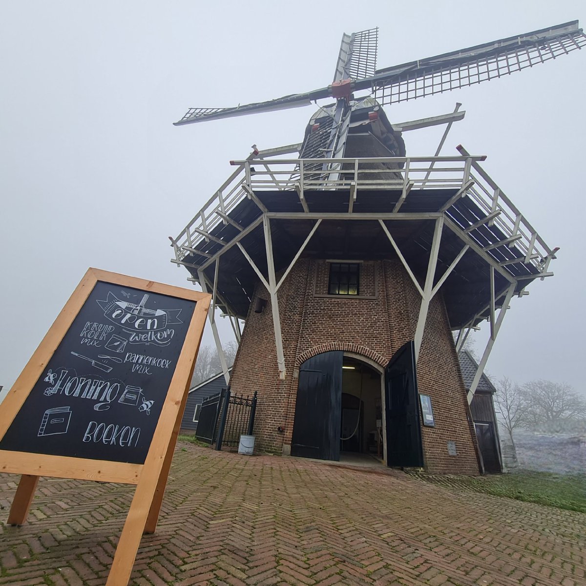 De foto zegt eigenlijk al genoeg, maar ook vandaag zijn wij gewoon geopend van 13.00 uur tot 16.30 uur 🥳 Kom je nog even langs voor de laatste keer in 2024? Gezellig!