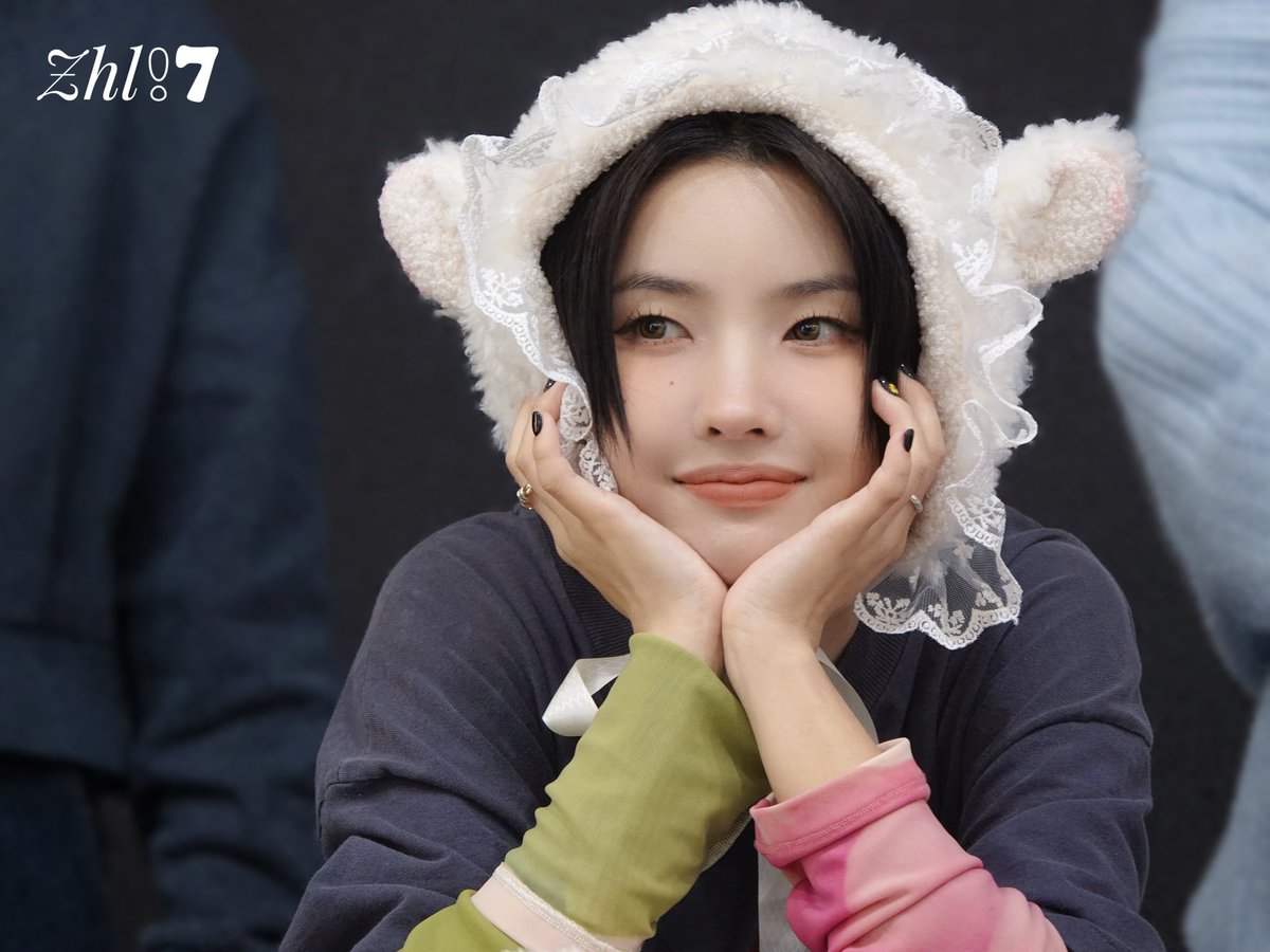 soyeonstagram's tweet photo. #SOYEON at Apple Music fansign https://t.co/FXbAWGBMGv