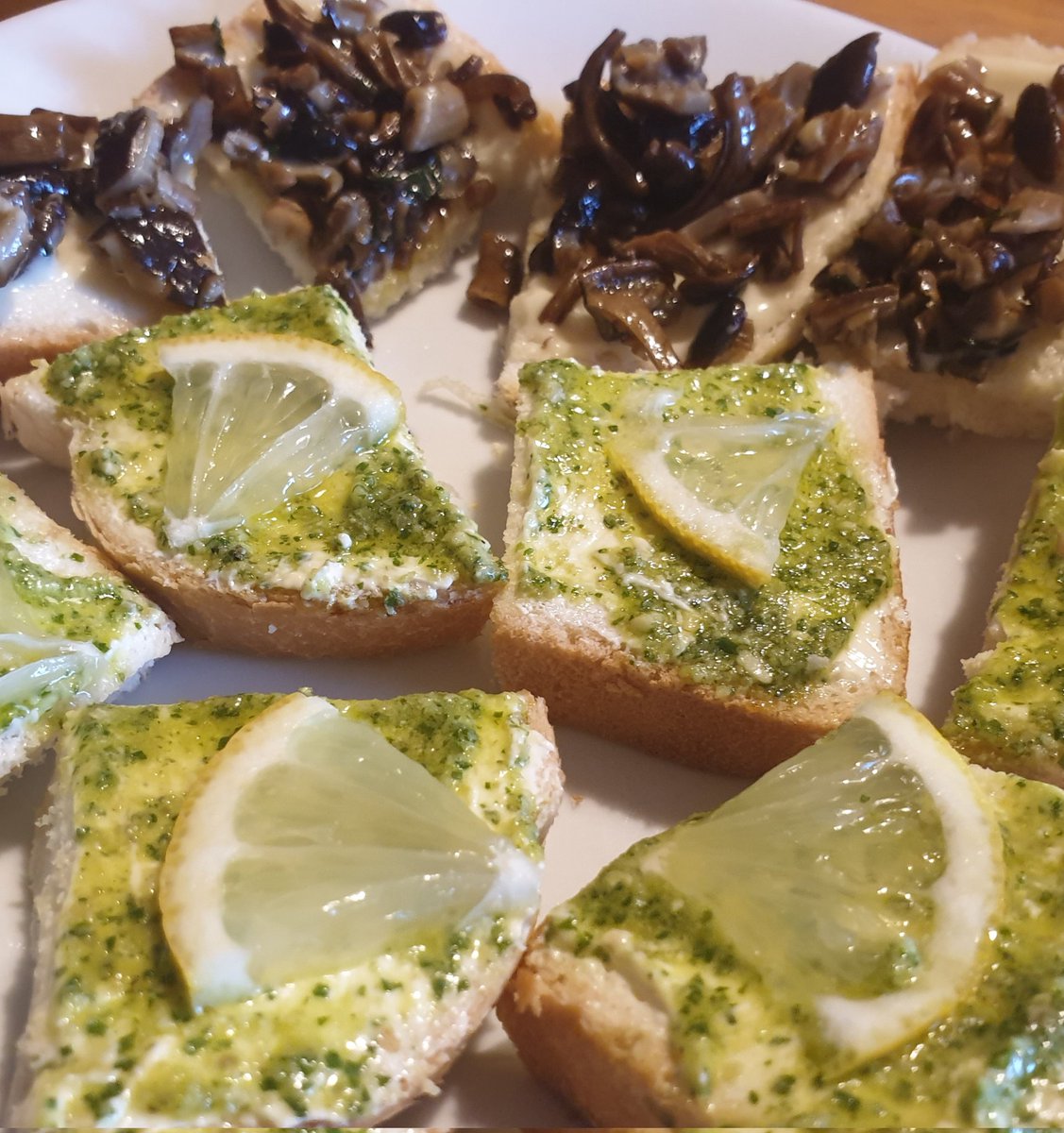 Gustose tartine di margarina veg e salsa verde al prezzemolo con triangolini di limone, e tartine di maionese veg e funghetti. 
In più un calice di bollicine. 
Tanto sapore senza dolore e il velocissimo pranzo è risolto.
Della serie "ma cosa mangiano questi vegani?" 😉