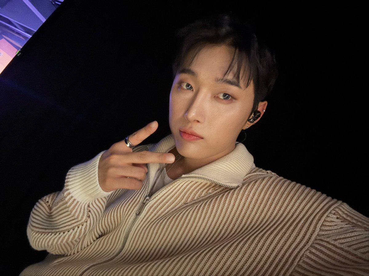 OmegaX_members's tweet photo. [#OX]

연말을 함께🫶

#OMEGA_X #오메가엑스
#재한 #JAEHAN https://t.co/Z2tcab5DWf