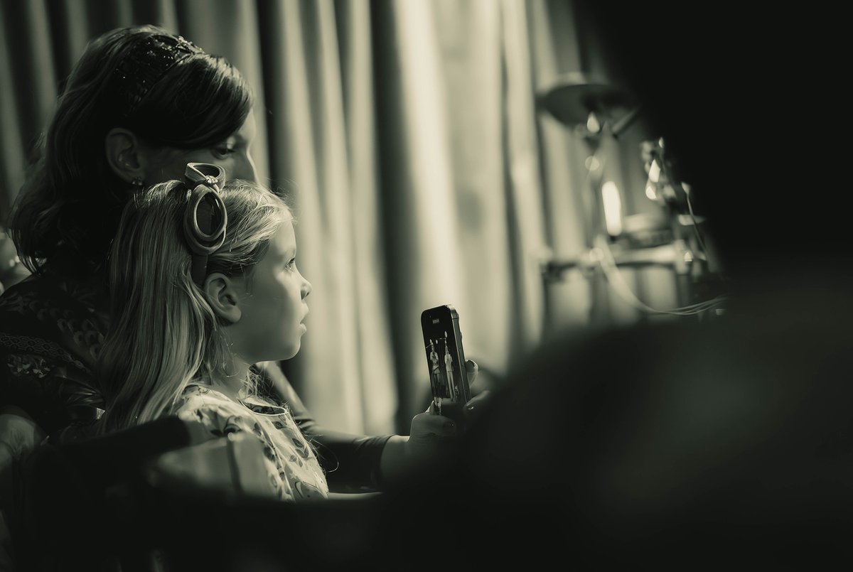 Slika v sliki, v času podob, ko trenutki zamrznejo skorajda v večnost... Neskončno lepi, mamica s hčerkico, ujeti v objektiv, medtem, ko pozorno spremljata predstavo mladih talentov ♥️ #photography #classic #image