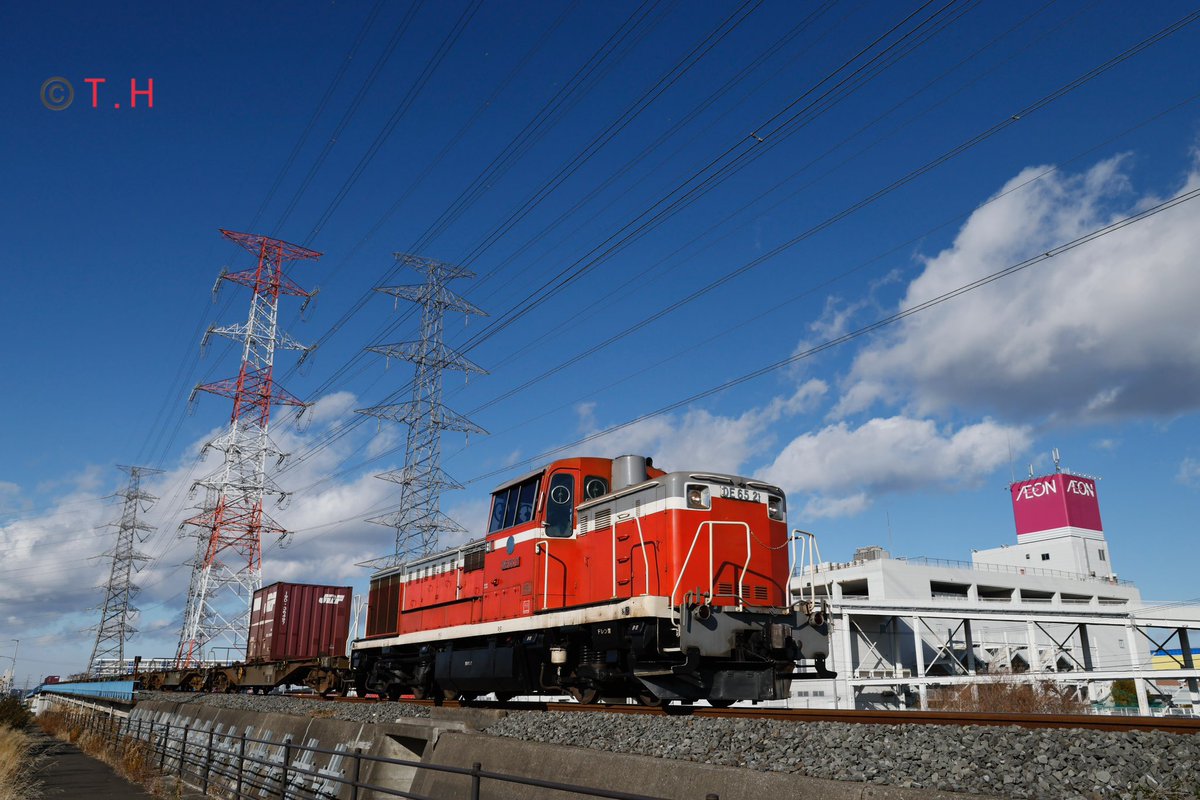 JA81621's tweet photo. 念願かなって仙台のDE65を撮影できました。
風が強く寒い中でしたが、今や貴重なこのタイプの貨物です。
イオンも復興の象徴。
#仙台臨海鉄道
#DE65 https://t.co/3BOkwLhqm2