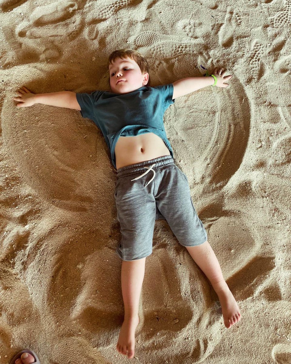 Ella Davidson tweet media