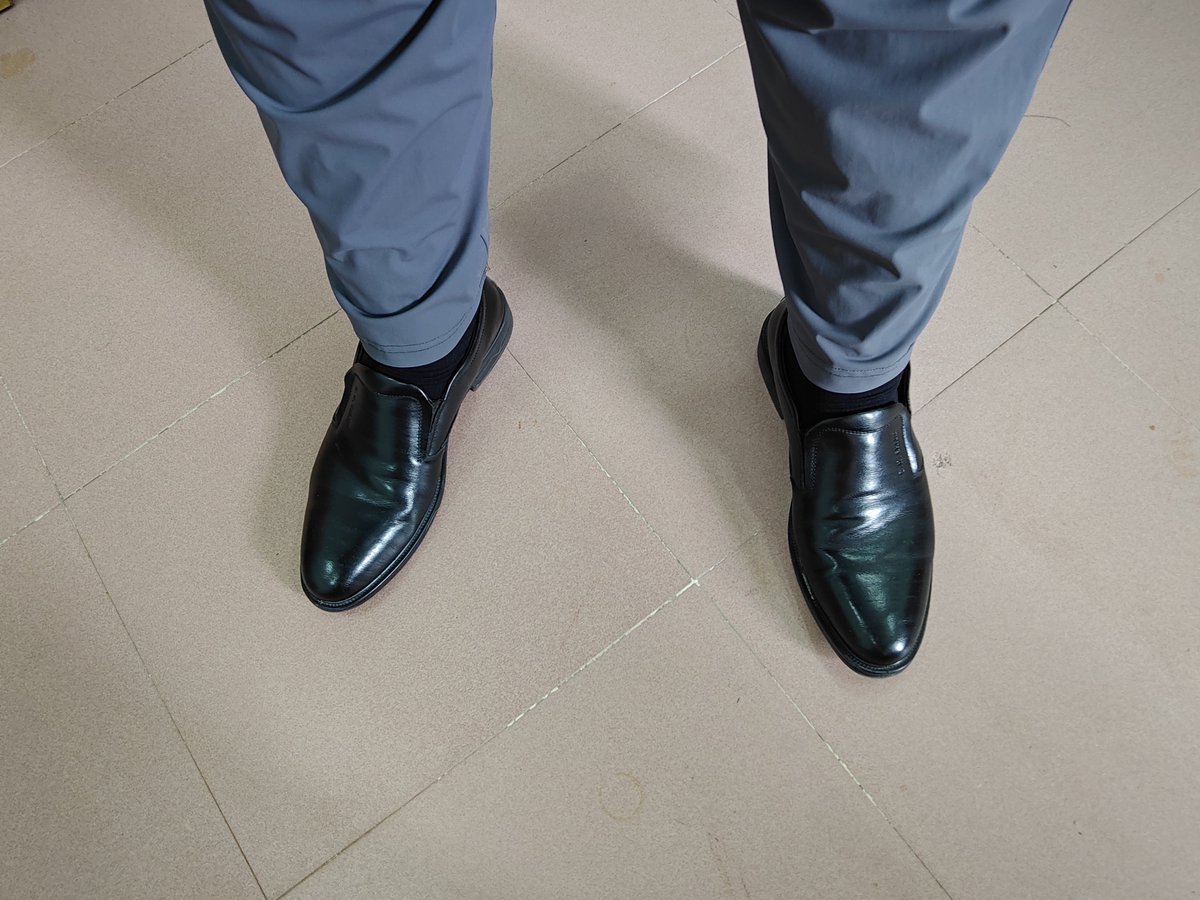 vinker17's tweet photo. 好久没有露脸了，今天不如来露个脚吧😂--没什么想法的猪先生🐷 https://t.co/OM8PJBeQRY