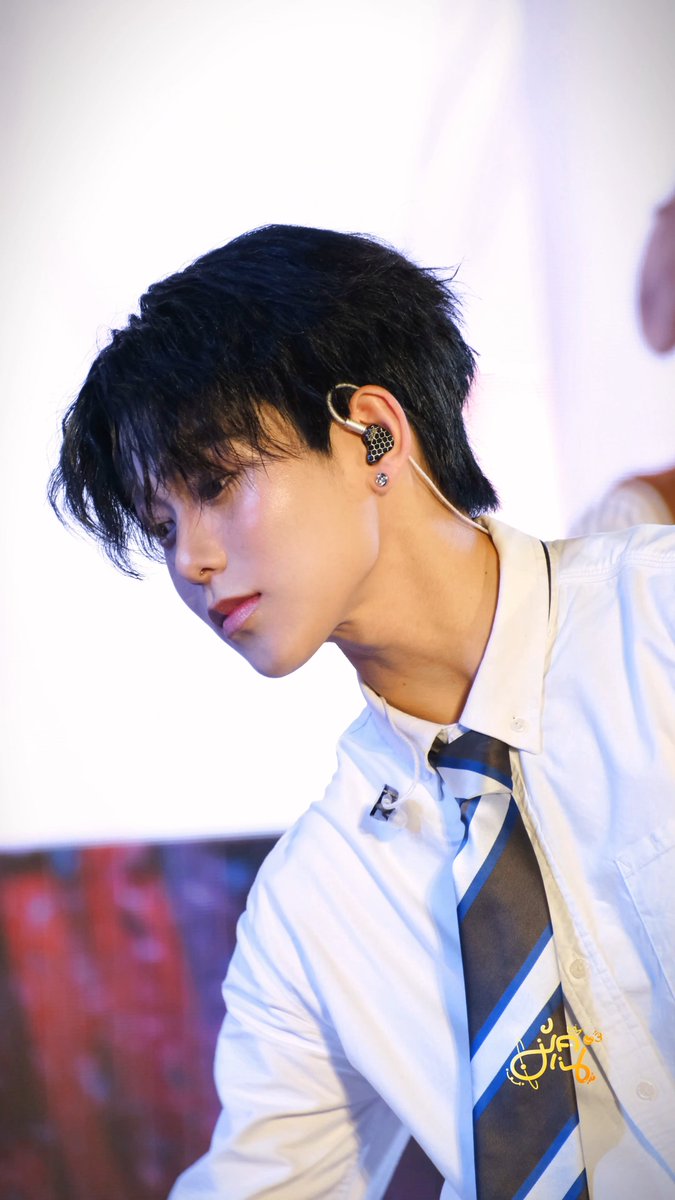 maknae_z_'s tweet image. รัก + ไกล = คิดถึงกฤษฏิ์

☆ #krmjtc • @krmjtc ♡
📸 28.12.2024  

CTW X FRIDAYBAND 
[ #CTWBKKCountdown2025  ]