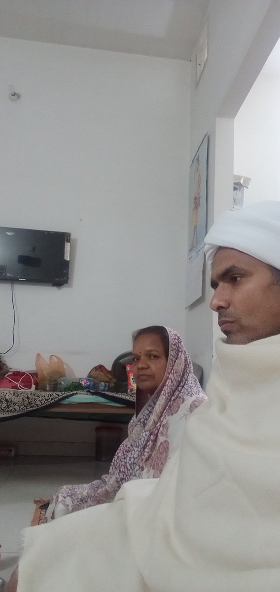 ईश के ज्ञान से लोक में जांच के आर्य कार्य आगे बढ़ाते रहें।
नित्य है ना मिटे ना हटे ले चले प्रार्थना प्रेम से  भाव लाते रहें।
द्वेष मेरा रहा दूसरे का भले आपके ज्ञान से ही मिटाते रहें।
है नम: आपके पूर्ण सामर्थ्य को पास तेरे सदा देव आते रहें।।
#नियमित_संध्या_अनुष्ठान
#आर्य_महासंघ