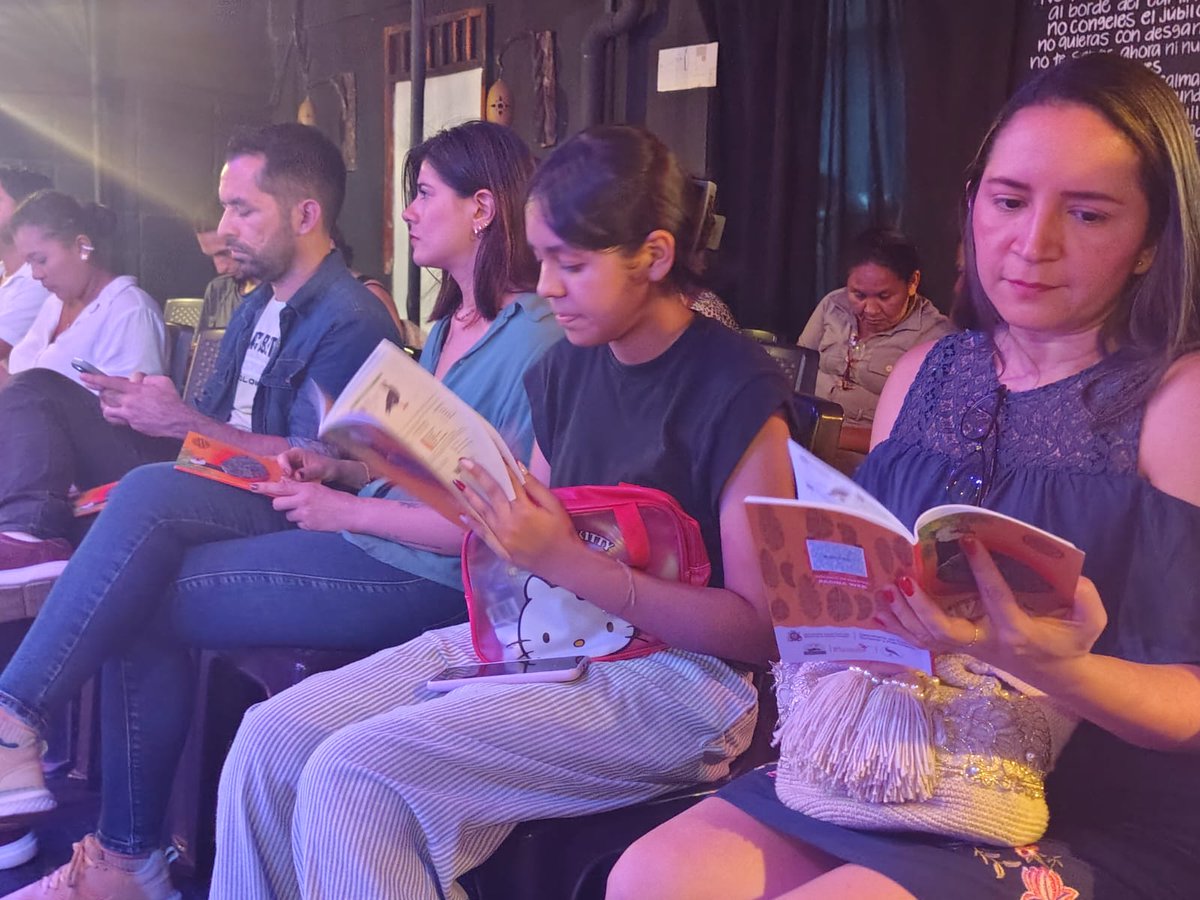 Jaime_Arnache's tweet photo. Gran lanzamiento de la actualización de la Guia AVES DE BARRANCABERMEJA Vol.2, bcon registro de 400 especies de aves que recorren nuestro Distrito.
Mil gracias señor Alcalde @Jsvasquezg   Primera Dama Laura Ahumada y SCTP @GuerreroaAlexis .
@alcaldiabarranc 
@fonturcol https://t.co/mo6rZNwEaS