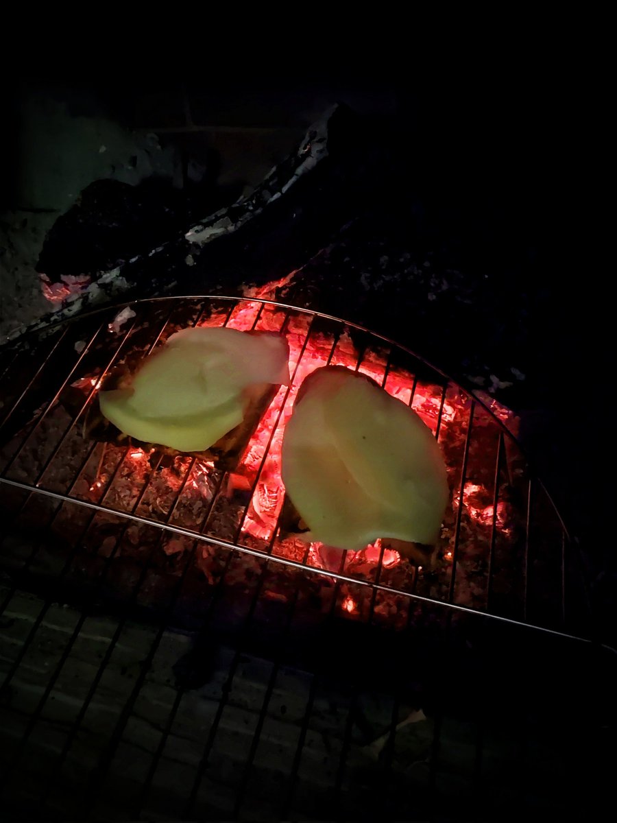 A Milano ci sarà anche tutto... Ma vuoi metter un caminetto in casa dove riscaldarsi o abbrustolire in semplicità pane e provolone? 😍