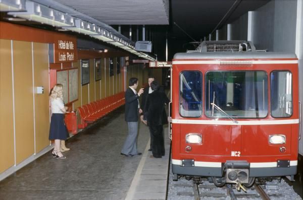 69 LYON station Hôtel de ville 1974 Le 1er métro à crémaillère sur la ligne C, ancienne ficelle Croix Paquet. Une des 3 rames à crémaillère MC1 à MC3 de fabrication Suisse (CEM-Oerlikon). La Suisse étant spécialiste des techniques de chemin de fer à crémaillère.
