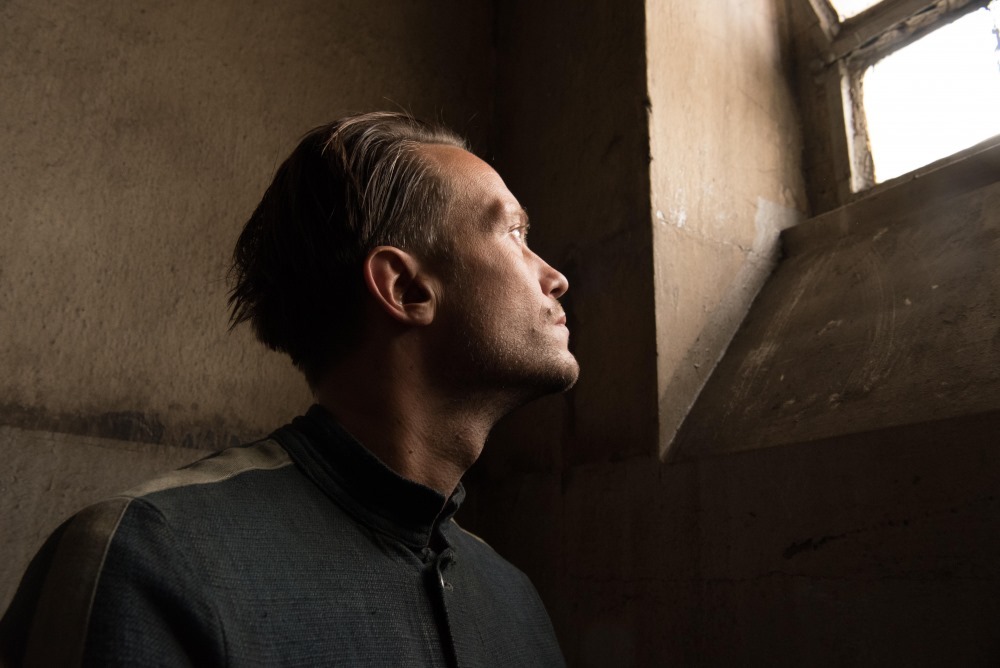 ¿Podemos concluir que el mal es banal? Sí, pero también perverso y estúpido. Su principal aliado es que siempre resulta más fácil obedecer que protestar. Sin embargo, la libertad y la democracia solo se mantienen con hombres y mujeres que prefieren reflexionar a obedecer.