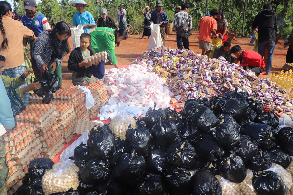 myanmar_btsv's tweet photo. ❝ V DAY PROJECT (3) ❞ 🎗

We donated a lot of basic food and supplies to over 6,000 people who were fleeing the war. It is a war-torn region of Myanmar, so transportation is very difficult, but we used various land routes and waterways to make donations.+ https://t.co/8sAy9geTwt