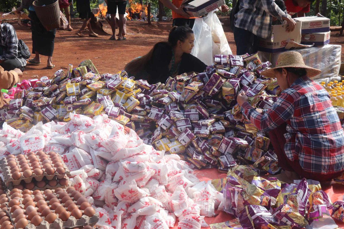 myanmar_btsv's tweet photo. ❝ V DAY PROJECT (3) ❞ 🎗

We donated a lot of basic food and supplies to over 6,000 people who were fleeing the war. It is a war-torn region of Myanmar, so transportation is very difficult, but we used various land routes and waterways to make donations.+ https://t.co/8sAy9geTwt