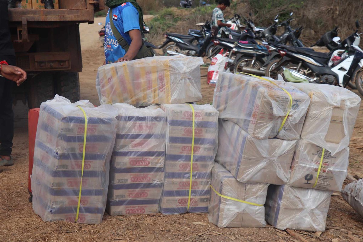 myanmar_btsv's tweet photo. ❝ V DAY PROJECT (3) ❞ 🎗

We donated a lot of basic food and supplies to over 6,000 people who were fleeing the war. It is a war-torn region of Myanmar, so transportation is very difficult, but we used various land routes and waterways to make donations.+ https://t.co/8sAy9geTwt