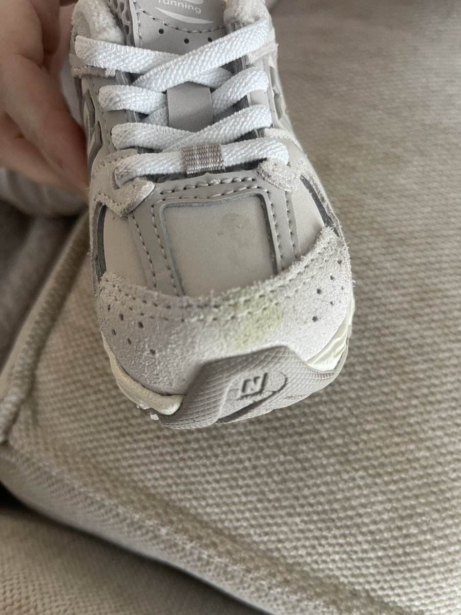 algeri110's tweet photo. @zalandofr 
Bonjour Zalando, nous venons de recevoir notre colis et je suis vraiment déçue de m’apercevoir que les baskets sont usagées. Ne vérifiez vous pas vos retours? Faire un retour alors qu’elles sont en rupture de stocks c’est mon enfant qui va être triste 😢 https://t.co/RHbi3Powik