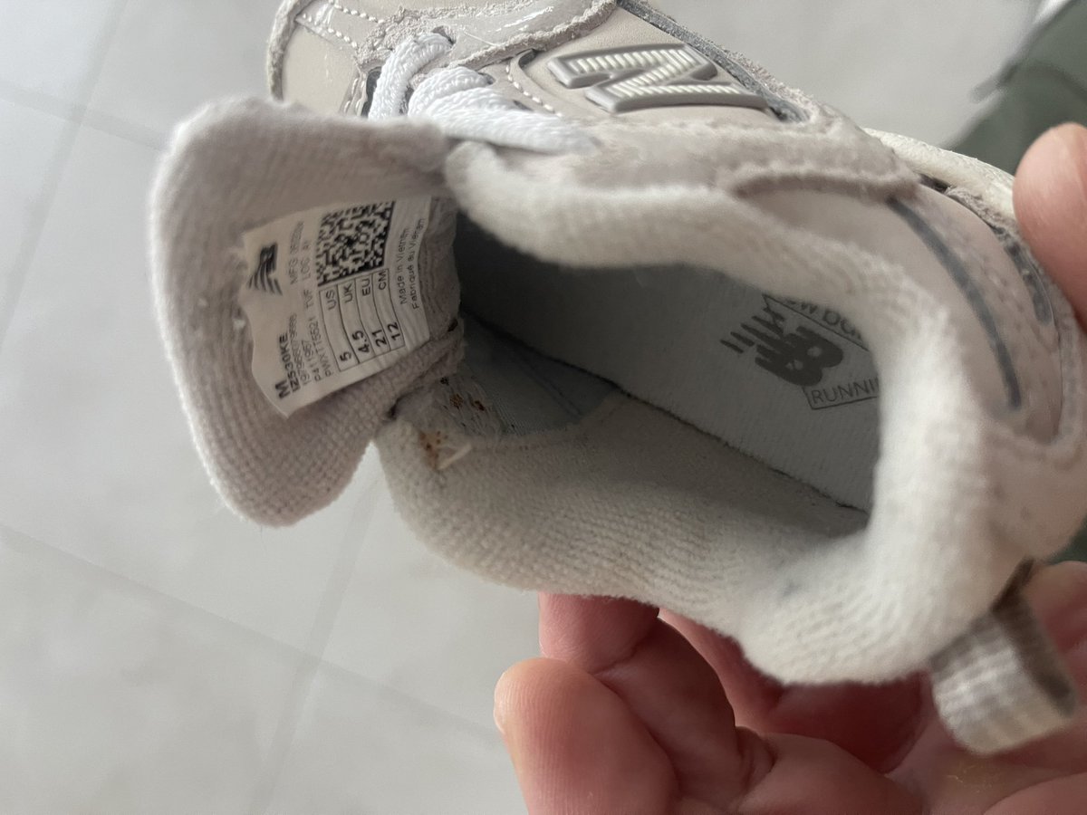 algeri110's tweet photo. @zalandofr 
Bonjour Zalando, nous venons de recevoir notre colis et je suis vraiment déçue de m’apercevoir que les baskets sont usagées. Ne vérifiez vous pas vos retours? Faire un retour alors qu’elles sont en rupture de stocks c’est mon enfant qui va être triste 😢 https://t.co/RHbi3Powik