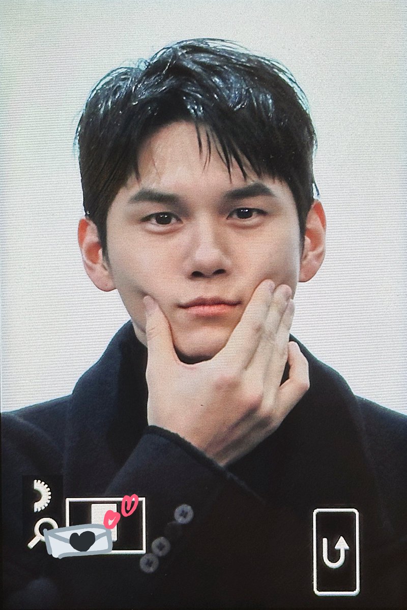 Monoletter_OSW's tweet photo. 241228 니코 무대인사 #옹성우 얼레벌레 포즈 3단 변화 https://t.co/NMszd9DOm2