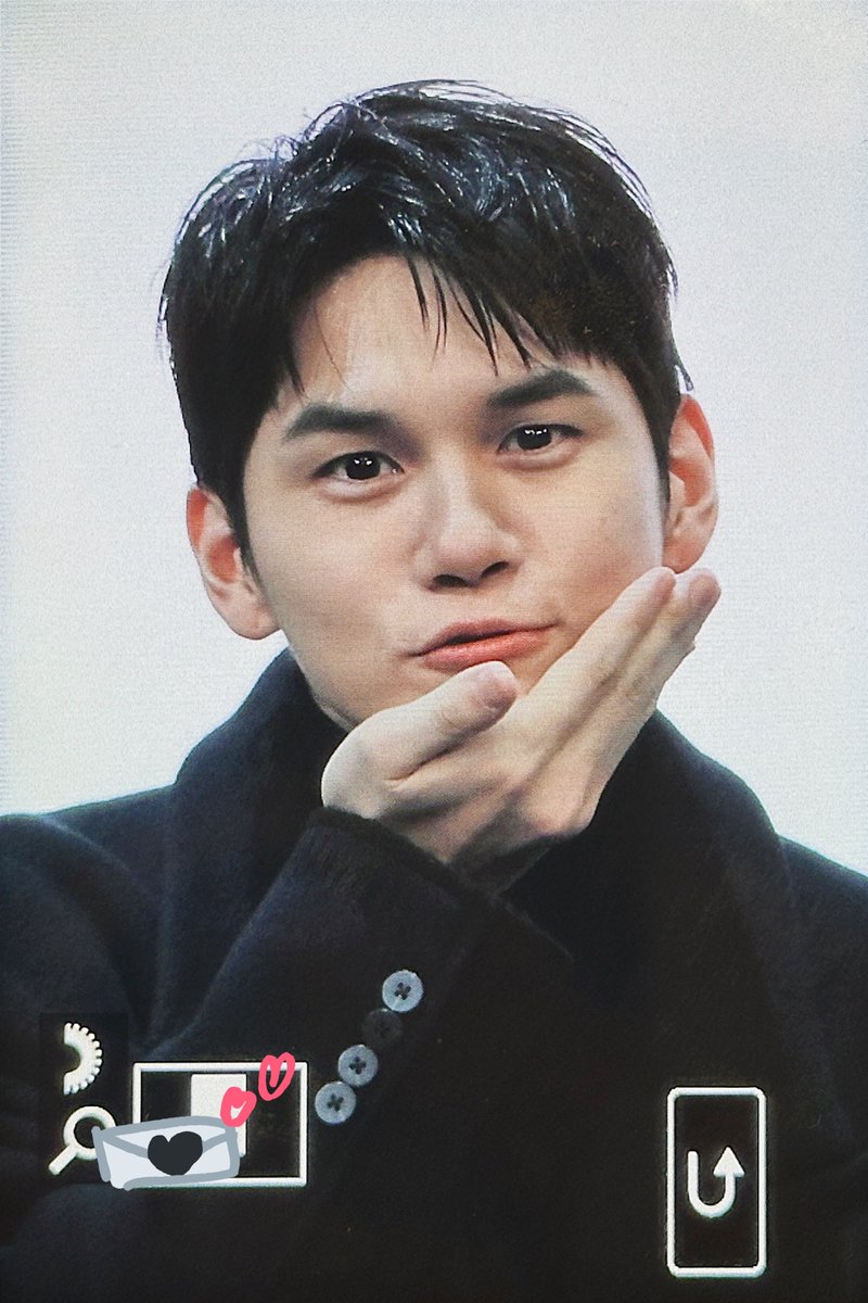 Monoletter_OSW's tweet photo. 241228 니코 무대인사 #옹성우 얼레벌레 포즈 3단 변화 https://t.co/NMszd9DOm2