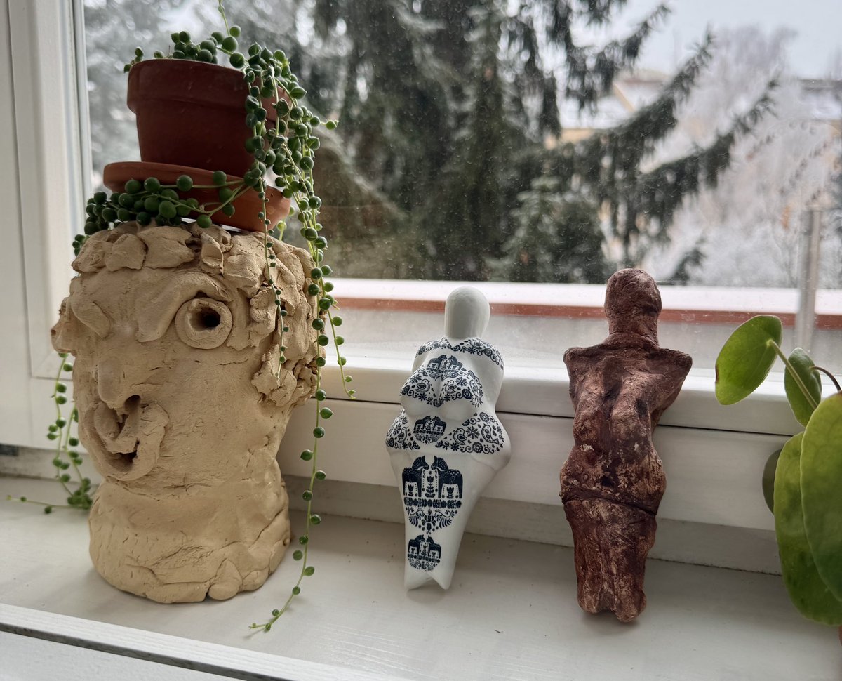 Vlevo a vpravo výtvory naší prostřední dcery z výtvarného kroužku, uprostřed nově přibyvší kamarádka od umělkyně Jany Kábrtové. Trochu jsem Věstonickou venuši googlovala a vůbec nechápu, proč tenhle skvost nemá vlastní muzeum od nějakejch špičkovejch architektů…