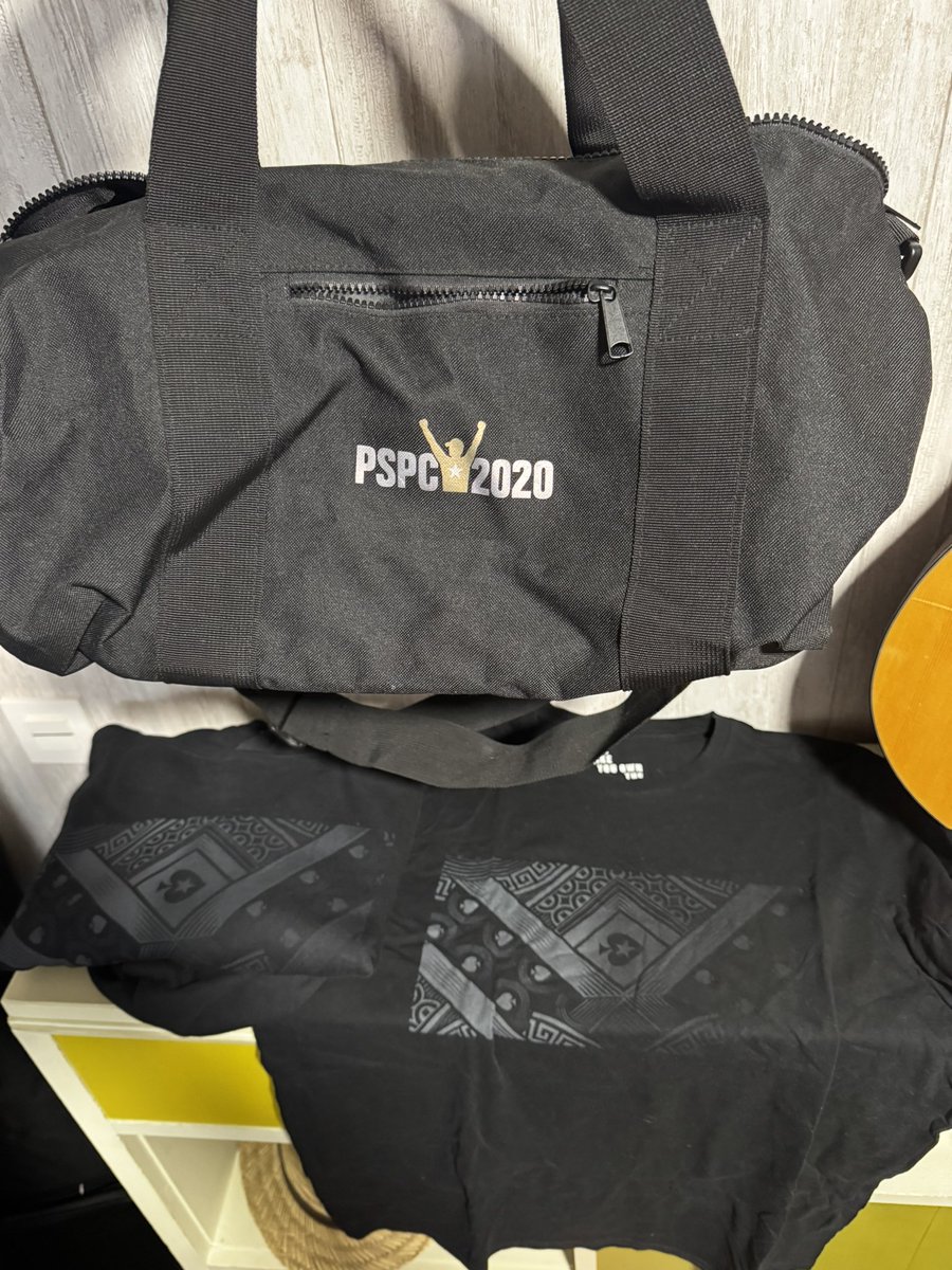 WilloelPillo's tweet photo. 1️⃣ Primer pack:

👕Camiseta y sudadera negras a juego del Eureka Praga 2023 (unas de las más solicitadas) 

👟Bolsa de gimnasio del (nunca realizado) PSPC2020 🧨🧨🧨 (Buena rareza de coleccionista )

💸 Puja inicial: 100€ https://t.co/xzd3VvTxhw