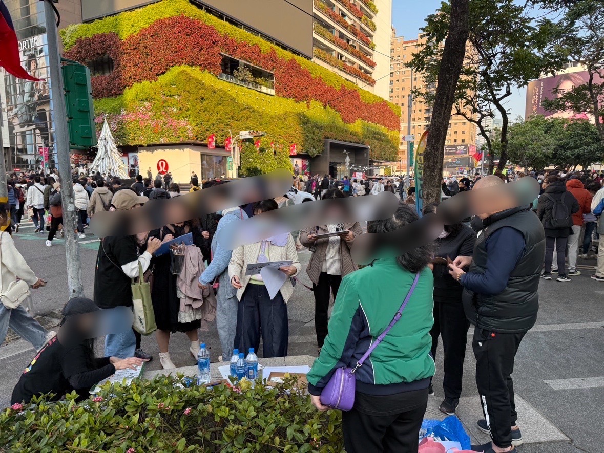AceTaiwan's tweet photo. 協助資訊擴散

今天台中罷免人潮超多，看起來這股憤怒跟不滿有逐漸被喚起

台中市西區勤美誠品市民廣場罷免連署現況，因現場連署眾多，因此加碼收連署書到18:00，請附近割友支援光源、協助撰寫提議書，並協助留意周遭人士，保護提議書交到志工手上！ https://t.co/xGmFCqbFjc