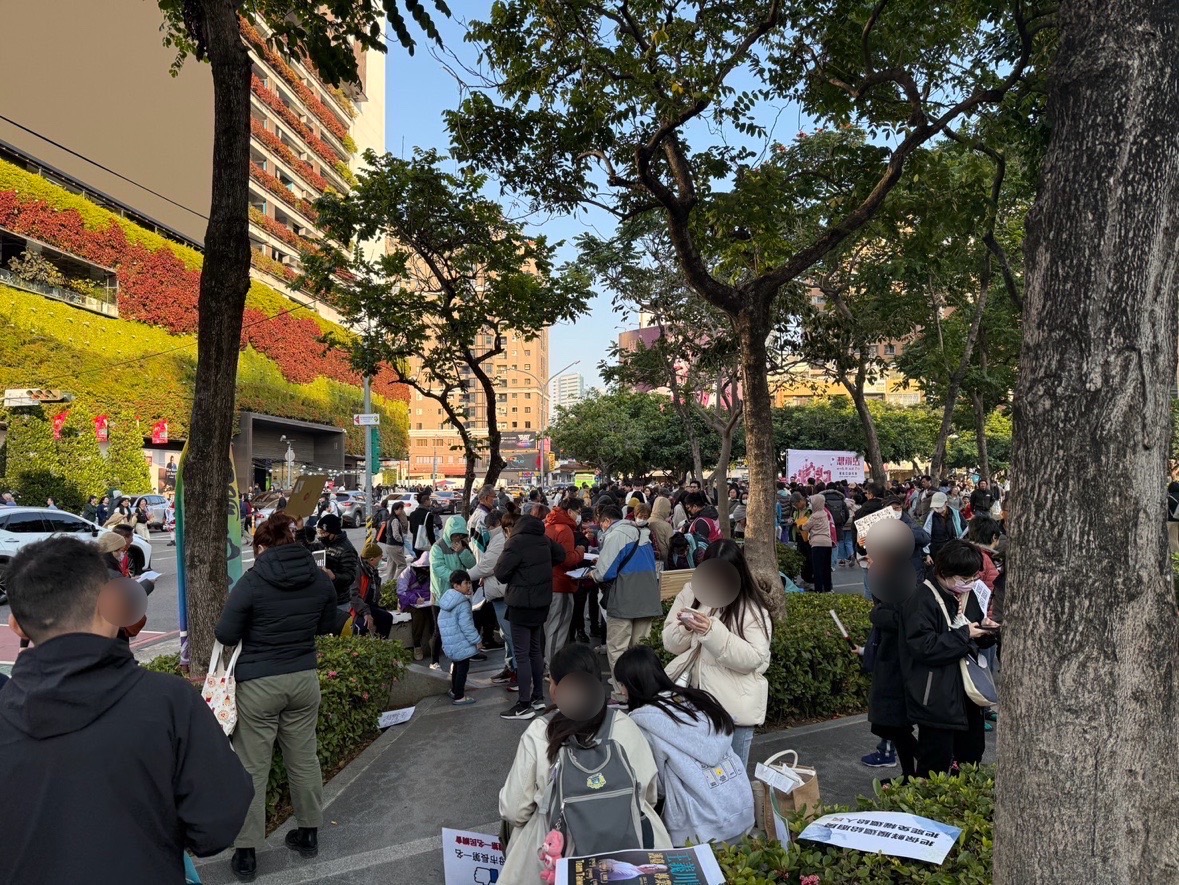 AceTaiwan's tweet photo. 協助資訊擴散

今天台中罷免人潮超多，看起來這股憤怒跟不滿有逐漸被喚起

台中市西區勤美誠品市民廣場罷免連署現況，因現場連署眾多，因此加碼收連署書到18:00，請附近割友支援光源、協助撰寫提議書，並協助留意周遭人士，保護提議書交到志工手上！ https://t.co/xGmFCqbFjc
