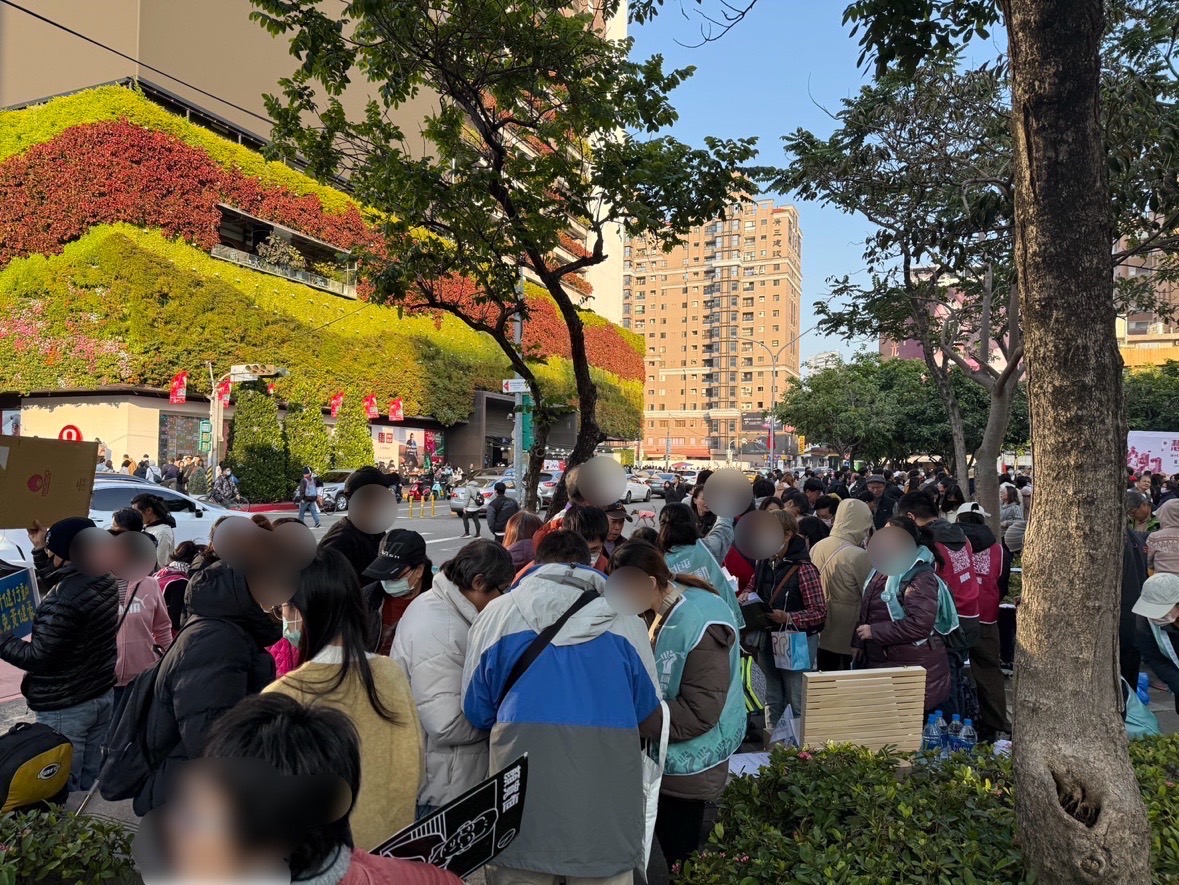 AceTaiwan's tweet photo. 協助資訊擴散

今天台中罷免人潮超多，看起來這股憤怒跟不滿有逐漸被喚起

台中市西區勤美誠品市民廣場罷免連署現況，因現場連署眾多，因此加碼收連署書到18:00，請附近割友支援光源、協助撰寫提議書，並協助留意周遭人士，保護提議書交到志工手上！ https://t.co/xGmFCqbFjc