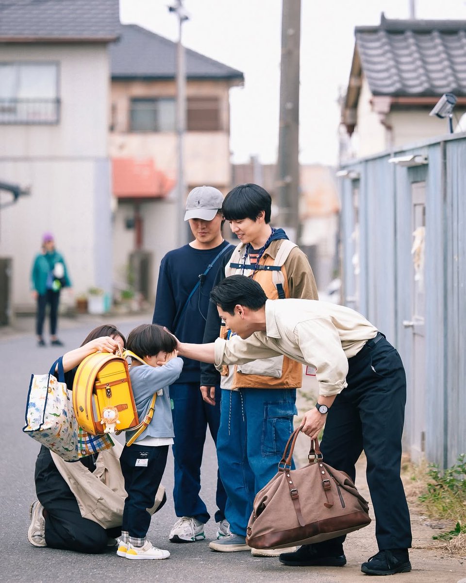 unleashthegeek's tweet photo. Yagira Yuya, Bando Ryota and staff members try to console a crying Sato Tasuku on set of 'Lion no Kakurega' as they film the final scenes of the drama. https://t.co/HCWngHi3jH