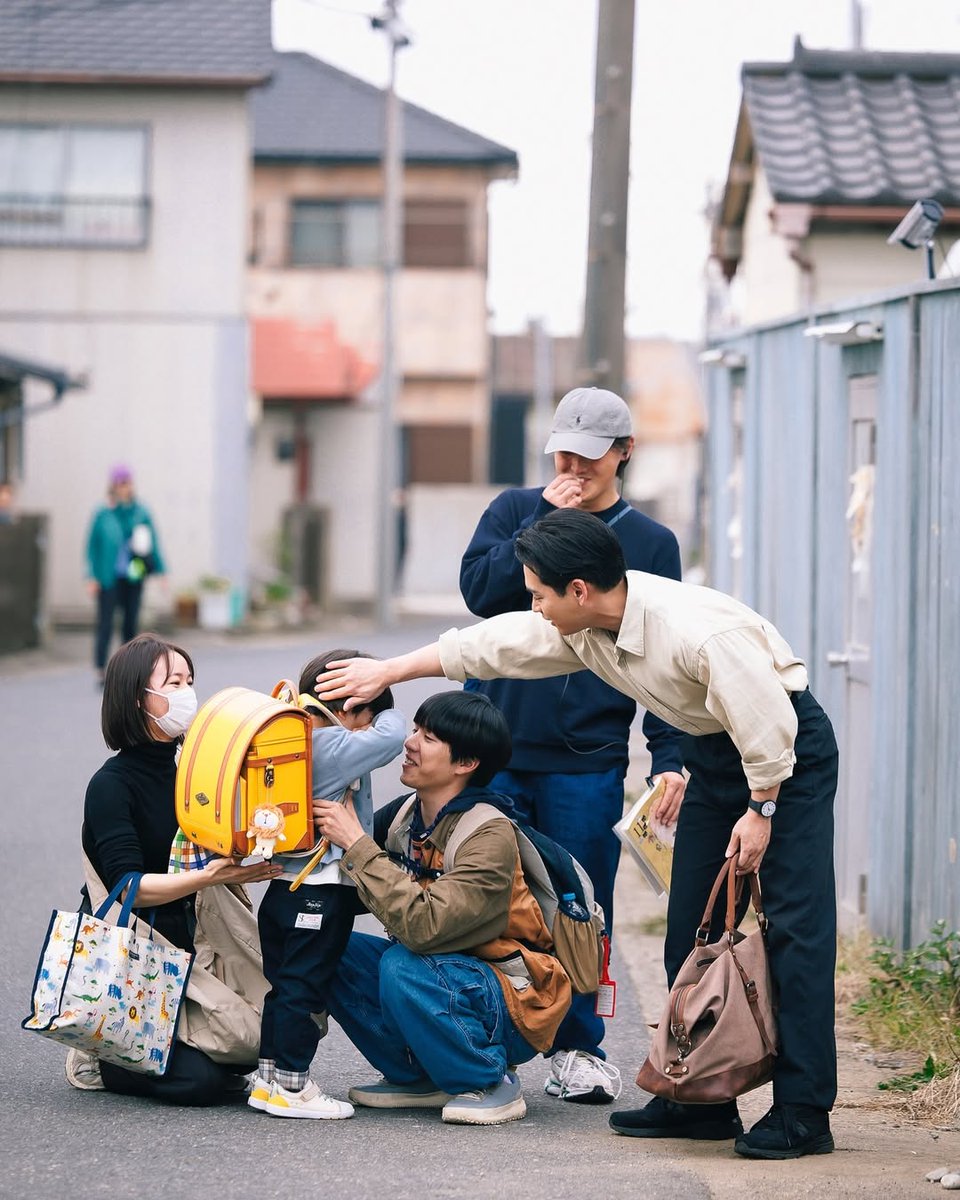 unleashthegeek's tweet photo. Yagira Yuya, Bando Ryota and staff members try to console a crying Sato Tasuku on set of 'Lion no Kakurega' as they film the final scenes of the drama. https://t.co/HCWngHi3jH