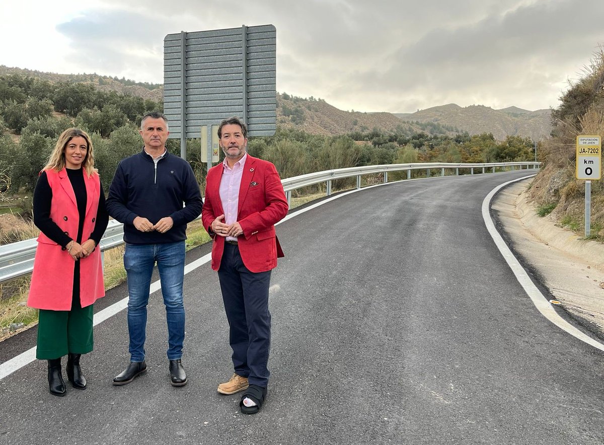 dipujaen's tweet photo. 🛣 La @dipujaen invierte 112.000€ en la mejora de la carretera que une Huesa con la población de Ceal
El diputado de Infraestructuras Municipales ha visitado los trabajos ejecutados en esta vía, la JA-7202, junto al alcalde de Huesa
ℹ️ https://t.co/Uz6VzH9ptd
#huesa https://t.co/mzNqlXByRY