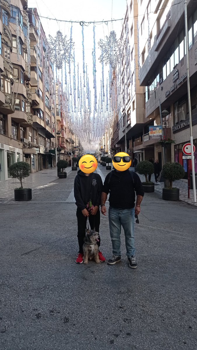 Cada vez más me encuentro este tipo de totem xa sotener el móvil y tomar "la mejor foto". Es #Jaén. Están ubicados en puntos estratégicos. Viene un QR para compartir y etiquetar. A veces simplemente es un icono en el suelo. 
¿En qué otras ciudades los tenéis o los habéis visto?