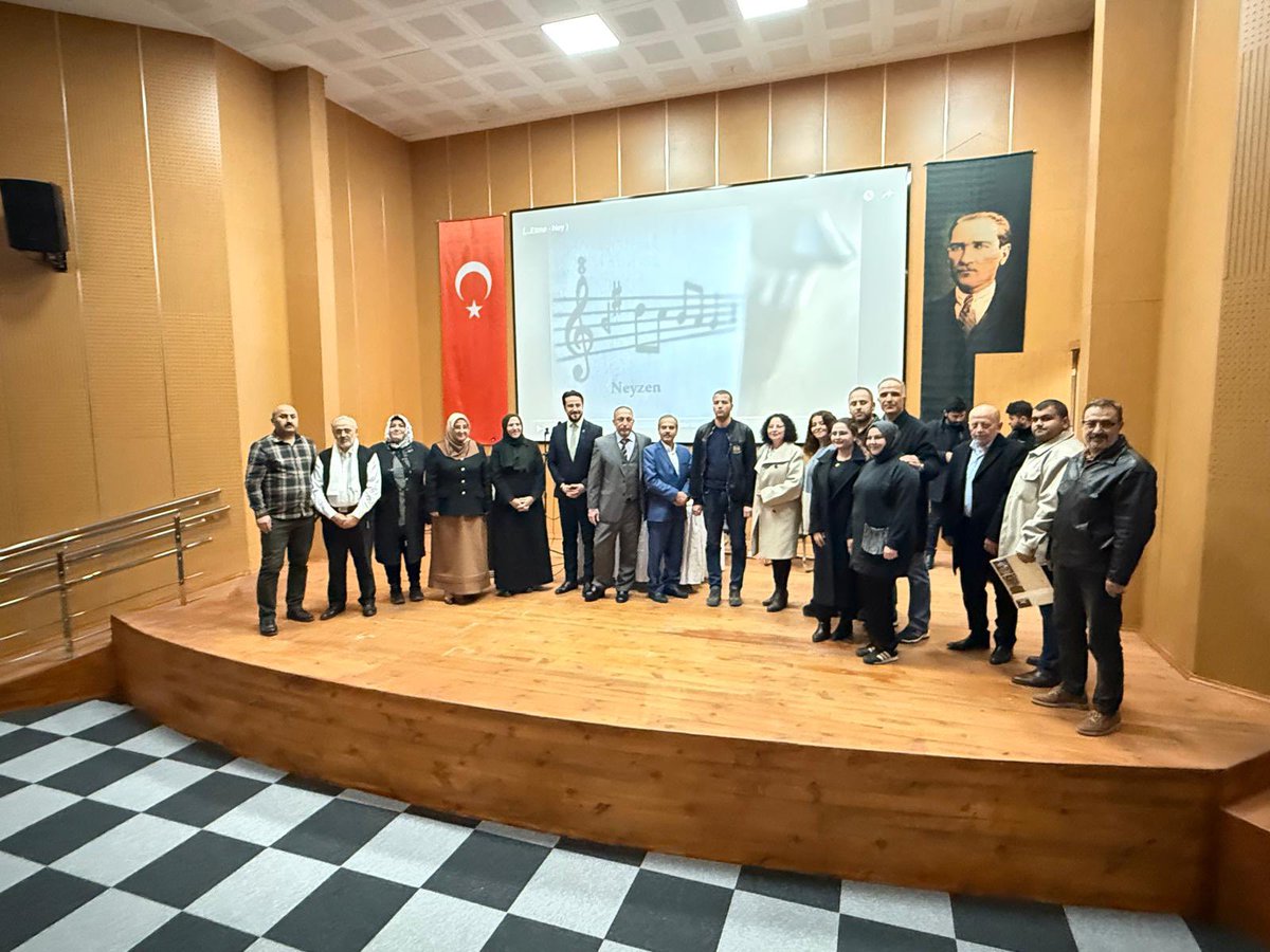 AmasyaKYGM's tweet photo. Yeşilırmak Yurdumuzda Mevlânâ Haftası münasebetiyle konuğumuz Yazar Şair Kasım Alper Özdemir gençlerle söyleşi gerçekleştirdi.
#KYGMEcdadaVefa https://t.co/0iWTgNOsZP