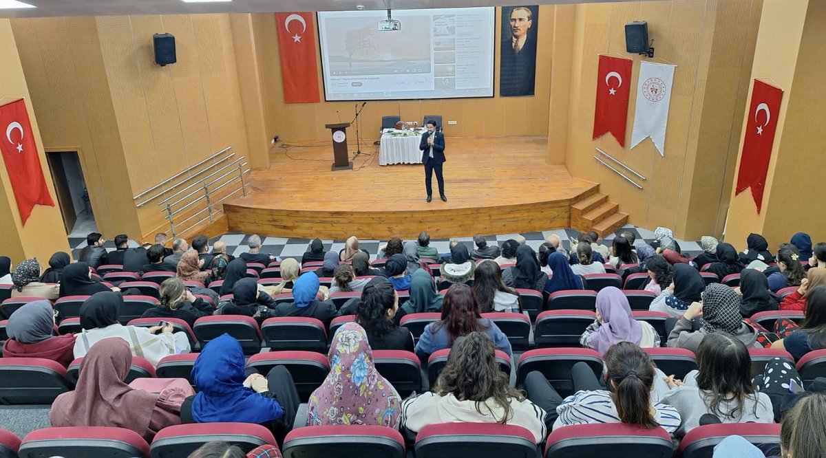 AmasyaKYGM's tweet photo. Yeşilırmak Yurdumuzda Mevlânâ Haftası münasebetiyle konuğumuz Yazar Şair Kasım Alper Özdemir gençlerle söyleşi gerçekleştirdi.
#KYGMEcdadaVefa https://t.co/0iWTgNOsZP