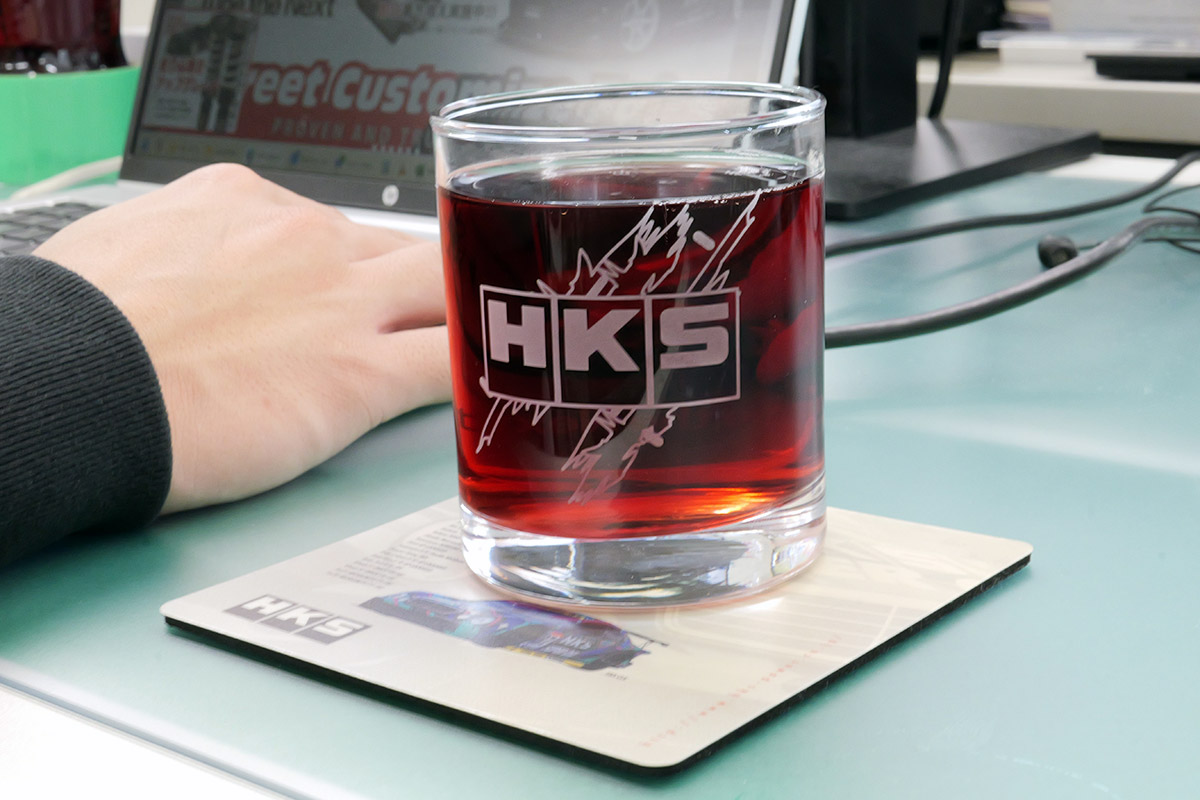 HKS_Tribe's tweet photo. 8⃣TOKYO AUTO SALON 2025 HKS NEWS7⃣

【HKS GLASS OILCOLOR】

すりガラス風のSUPER RACINGロゴが美しく施されたロックグラスが東京オートサロンで登場‼️
シンプルながらも洗練されたデザインで存在感抜群🥃
パーティーやディナーなど、特別な瞬間をさらに魅力的に彩ります👍

👇東京オートサロンHKSページ👇
https://t.co/k158FkoNYi

#HKS #tokyouautosalon #東京オートサロン #東京オートサロン2025 #TAS2025