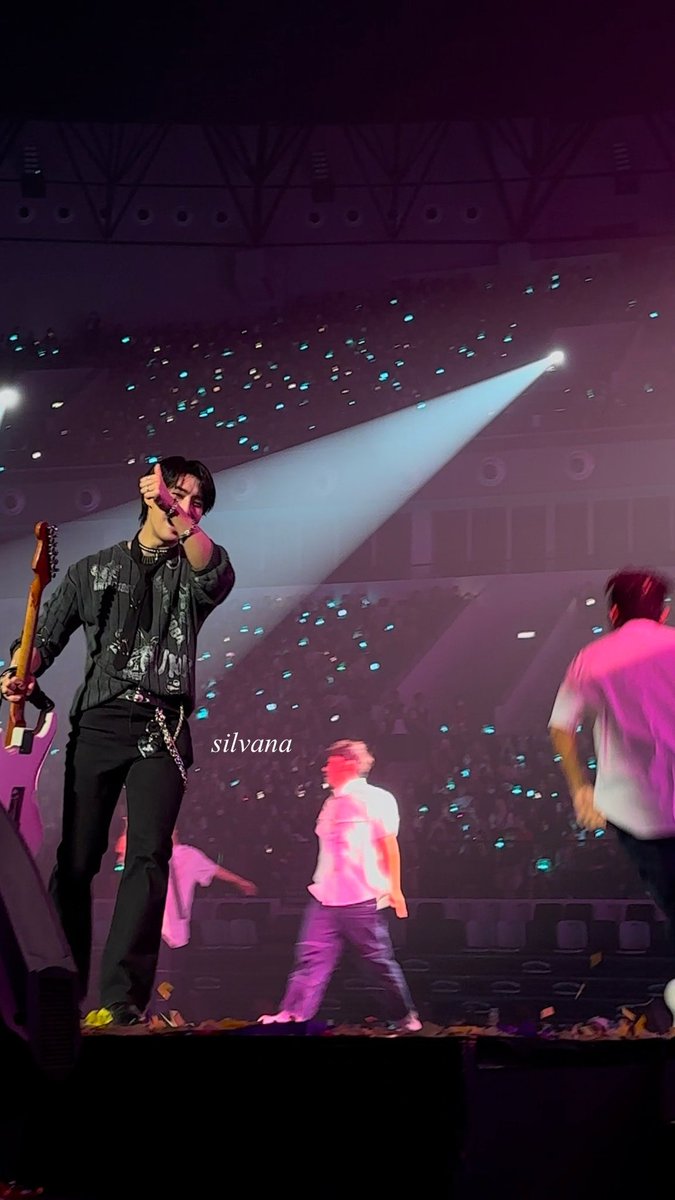 limerencea's tweet image. ni kita dikasih jempol sama han jisung #dominATE_JAKARTA #han #hanjisung