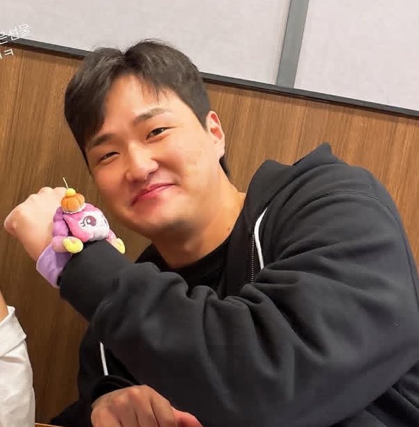 100manbull's tweet photo. 가은이가 산타한테 받은 선물 전상 줬대...🥹 https://t.co/FEtf3meots