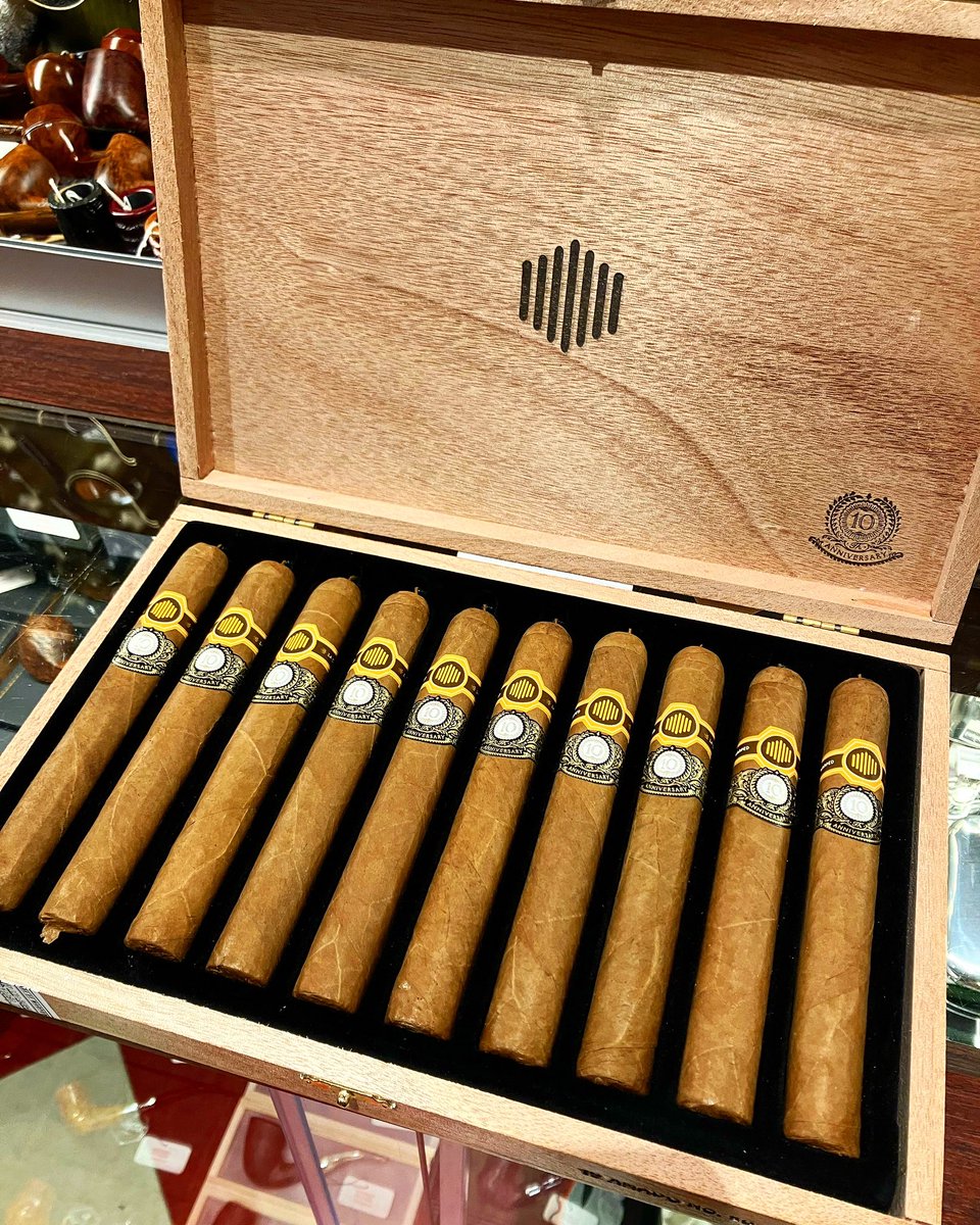 New Cigar 
ワープト ラ コルメナ 10周年シガー入荷しました！
2000箱限定生産品。
通常の【ラ コルメナ】より更に葉を多く用い、より贅沢で満足度の高い一本に仕上がっています。

#たばこ #葉巻 #シガー #tobacco  #cigar #warped