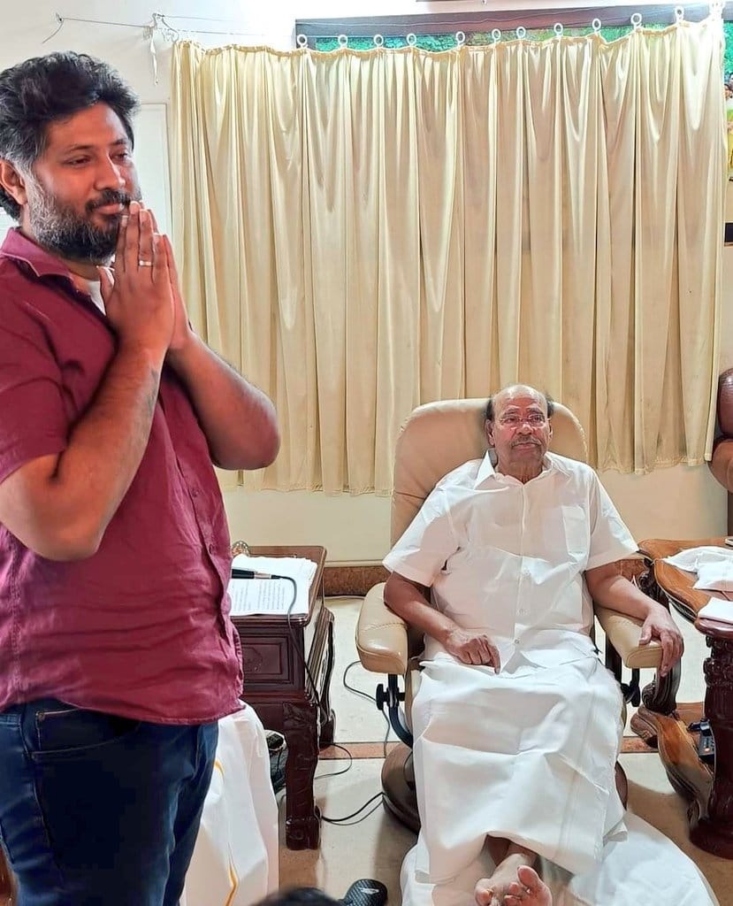 ராமதாஸின் மூத்தமகளான காந்திமதியின் 2வது மகனைதான் அன்புமணியின் மூத்தமகள் அங்கமித்ரா திருமணம் செய்துள்ளார். 

தற்போது அதே காந்திமதியின் 3வது மகனான முகுந்தனுக்கு கட்சியில் பதவி தர அன்புமணி மறுத்துள்ளார் என்பது குறிப்பிடத்தது.
<a href="/draramadoss/">Dr ANBUMANI RAMADOSS</a> <a href="/drramadoss/">Dr S RAMADOSS</a> #PMK <a href="/PmkGkm/">G.K.Mani</a>