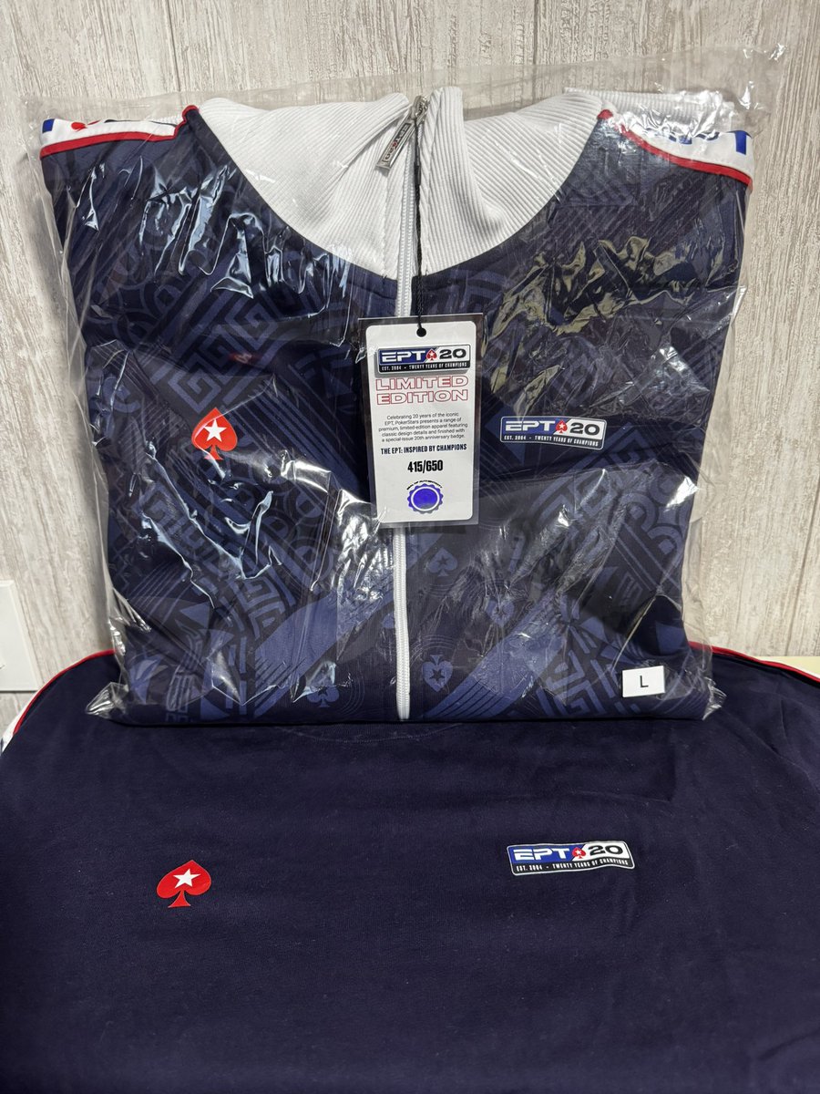 WilloelPillo's tweet photo. 7️⃣ Pack número 7:

💣💥💣💥💣💥💣💥💣💥💣💥💣💥

Sudadera EPT20 Barcelona edición limitada (L) 
Camiseta EPT20 a juego (L)
Micro-Pica edición especial 20 aniversario del EPT 

Nada de esto se puede comprar en ningún sitio… 

💸 Puja inicial: 150€ https://t.co/iY1COh2Dsl