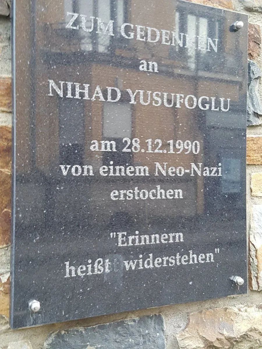 28.12.90, Hachenburg: Der 17 Jahre alte Kurde Nihad Yusufoğlu wird von Rechten erstochen, danach bewerfen die Täter das Haus der Familie mit Steinen und verprügeln die Kinder. #KeinVergessen