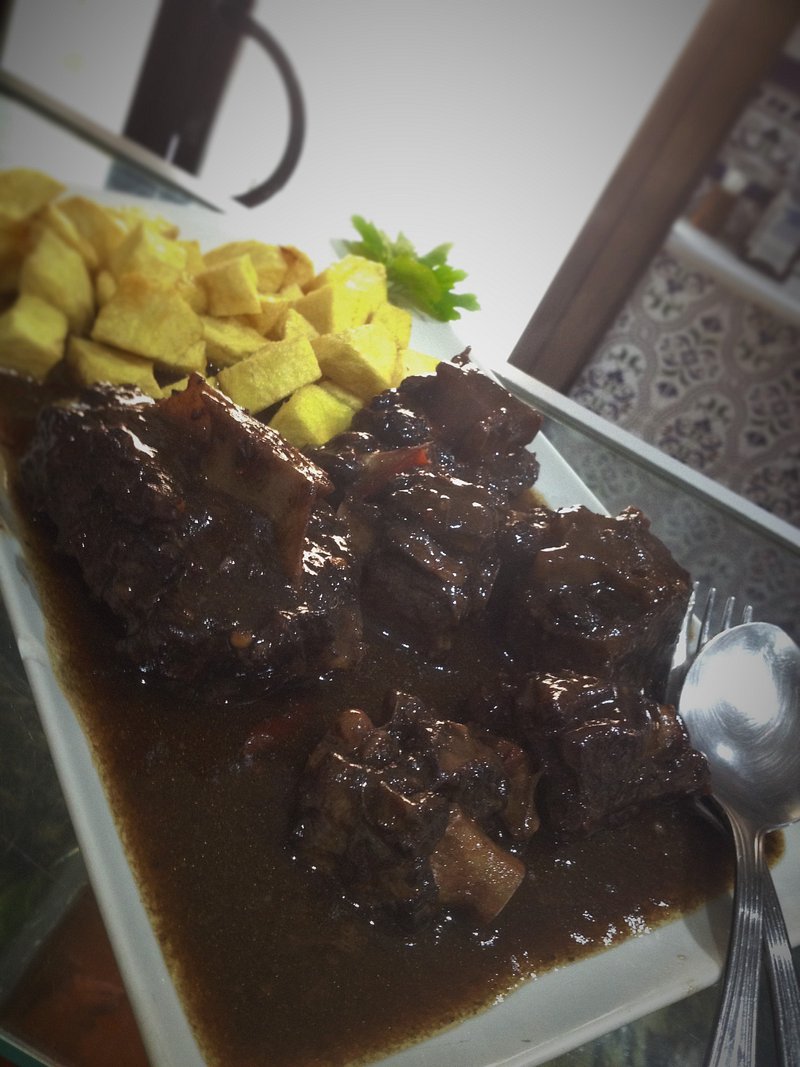 Hoy hace un día de peli, sofá y mantita después de comerse unas patatas revolconas, unas tostas variadas y un rabo de toro.