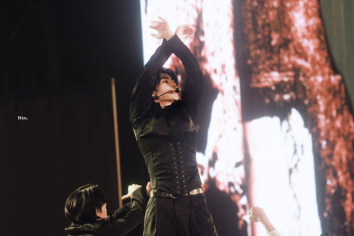 EN7ernally's tweet photo. the corset oh my 😭🧎🏻‍♀️ https://t.co/PWeSCKjAlR