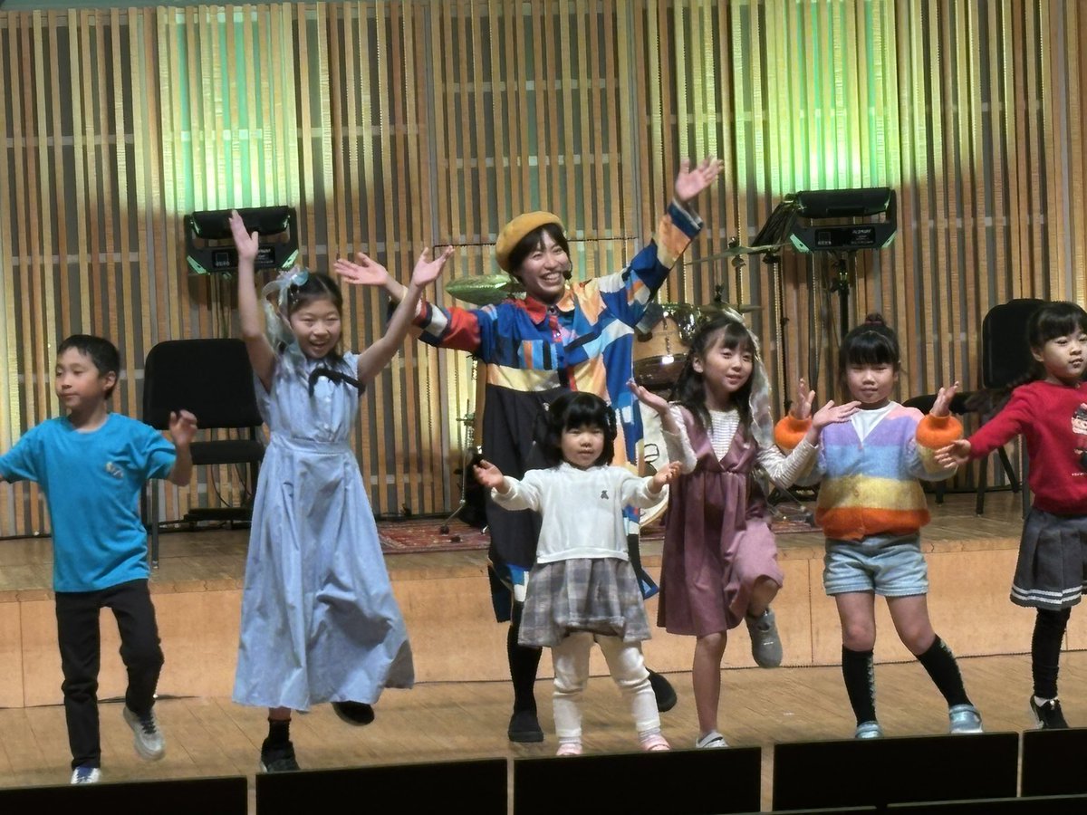 toukatumainichi's tweet image. ひななっちゃんとPasso a Passoのコンサート！ひなたさんとパッソの2人が子どもたちの良さを引き出して、みんないきいきと歌って踊って演奏していました！年末に素敵な時間を有難うございました！@PassoKashiwa @hinatanahoko 
#ひなたなほこ
