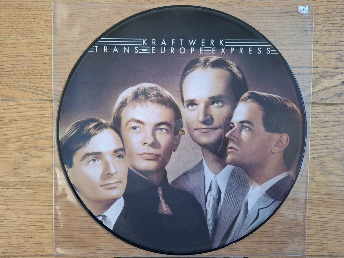 gepo1303's tweet photo. Collecting vinyl is not only about music. It's also about beautiful things...💁♂️
Crate digging find,
Liège (B), 26.12.2024.
#Kraftwerk #TransEuropaExpress #vinylrecords #vinyl #picturedisc #vinylcollecting https://t.co/M2ulP9HDbr