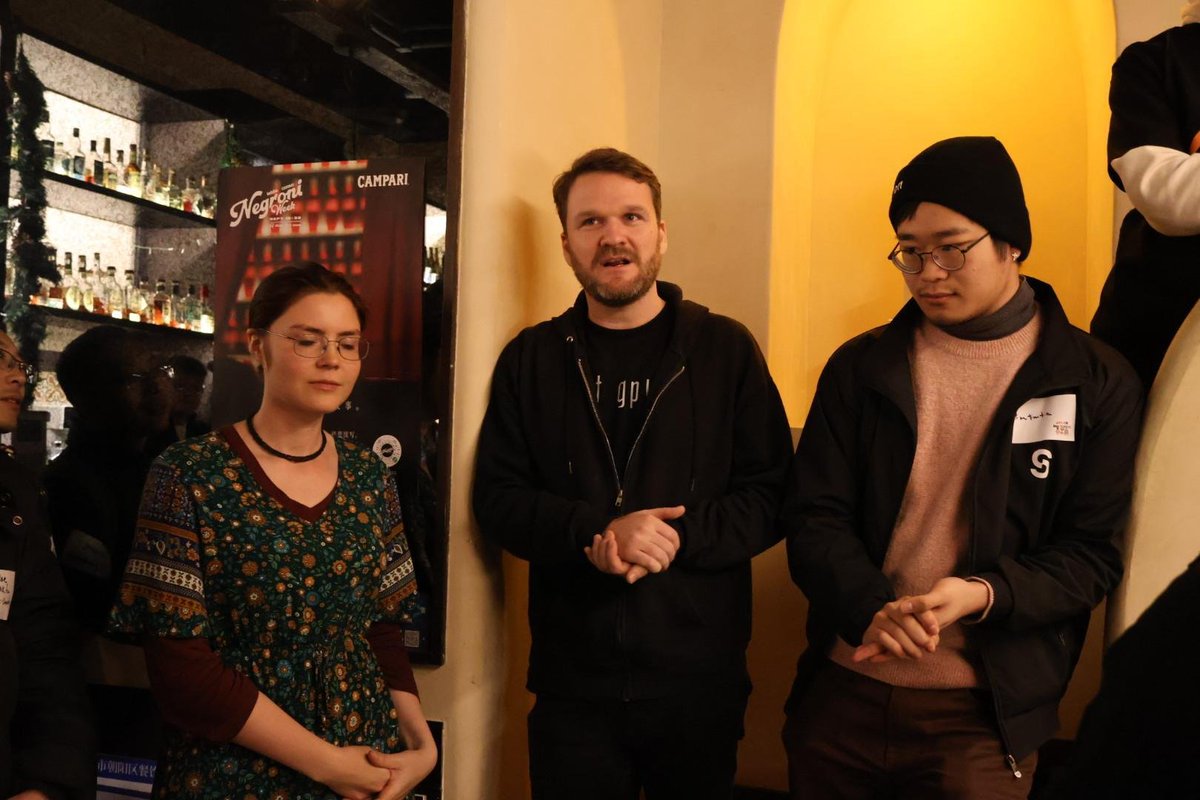 专访ai16z创始人Shaw：我非爱财者，但想让AI帮普通人获得赚钱机会在北京的社区交流活动上，PANews记者与ai16z的创始人Shaw进行了深入对话实录：  📌ai16z创立初衷：让普通人也有机会成为投资者