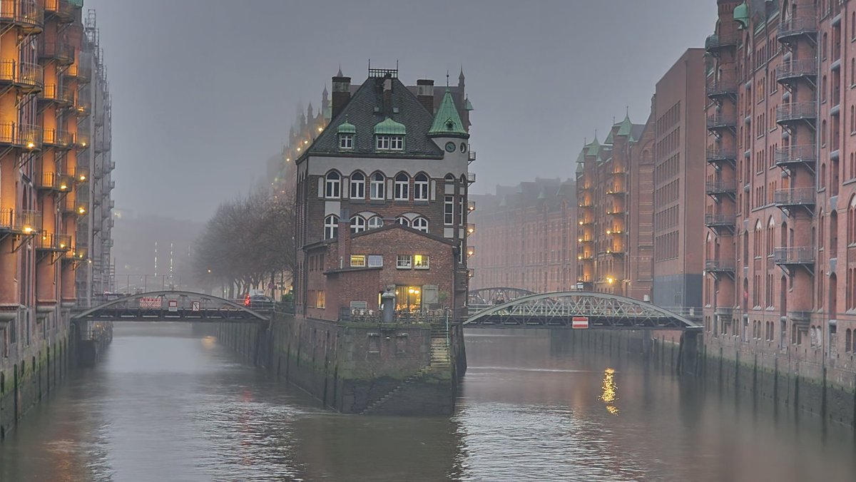 HHguidemelanie's tweet photo. Die Speicherstadt war gestern Abend im mystischen Nebel verschwunden und sah so toll aus 😍

Die Speicherstadt erstreckt sich über 26 Hektar und ist der größte zusammenhängende Lagerhauskomplex weltweit und steht auf Holz. https://t.co/j2Z9QtRh82
