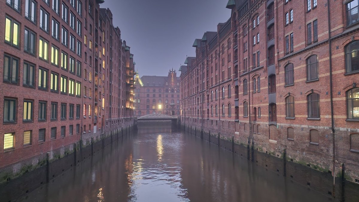 HHguidemelanie's tweet photo. Die Speicherstadt war gestern Abend im mystischen Nebel verschwunden und sah so toll aus 😍

Die Speicherstadt erstreckt sich über 26 Hektar und ist der größte zusammenhängende Lagerhauskomplex weltweit und steht auf Holz. https://t.co/j2Z9QtRh82